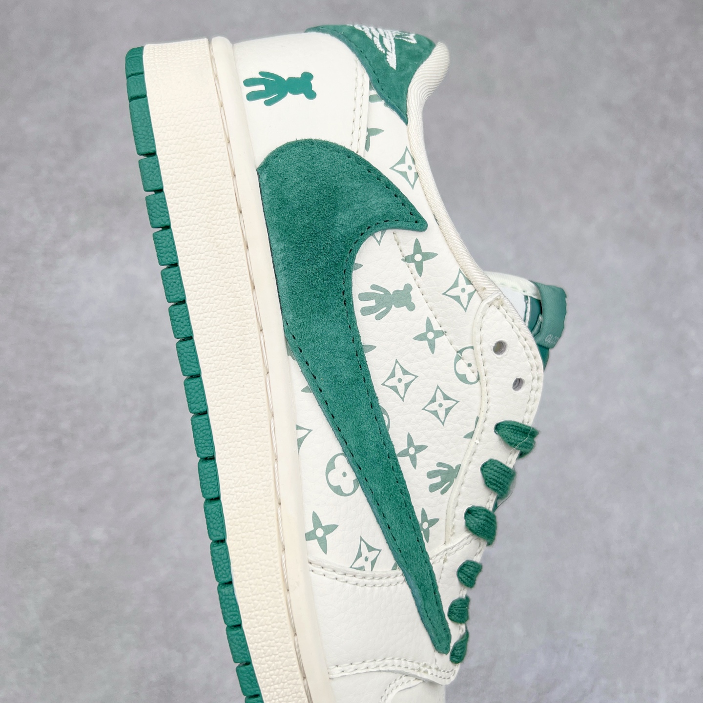 图片[6]-TS x Air Jordan AJ1 Low 倒钩低帮联名定制配色 SJ2068-112 原厂内置气垫魔块 A模大底 头层小牛皮 鞋舌AJ原厂专用牛津布+AJ专用反口珍珠布+原厂无杂质高弹内里海棉+特殊封边弹力鞋带 实拍调校N版已经零色差零失真 百分百还原实物色彩所见即所得 不存在货不对板色差等低级问题 选购参考实物拍摄 不混卖不参货 只用心做好货严格选品 承诺混一赔十 尺码：36 36.5 37.5 38 38.5 39 40 40.5 41 42 42.5 43 44 44.5 45-选品中心