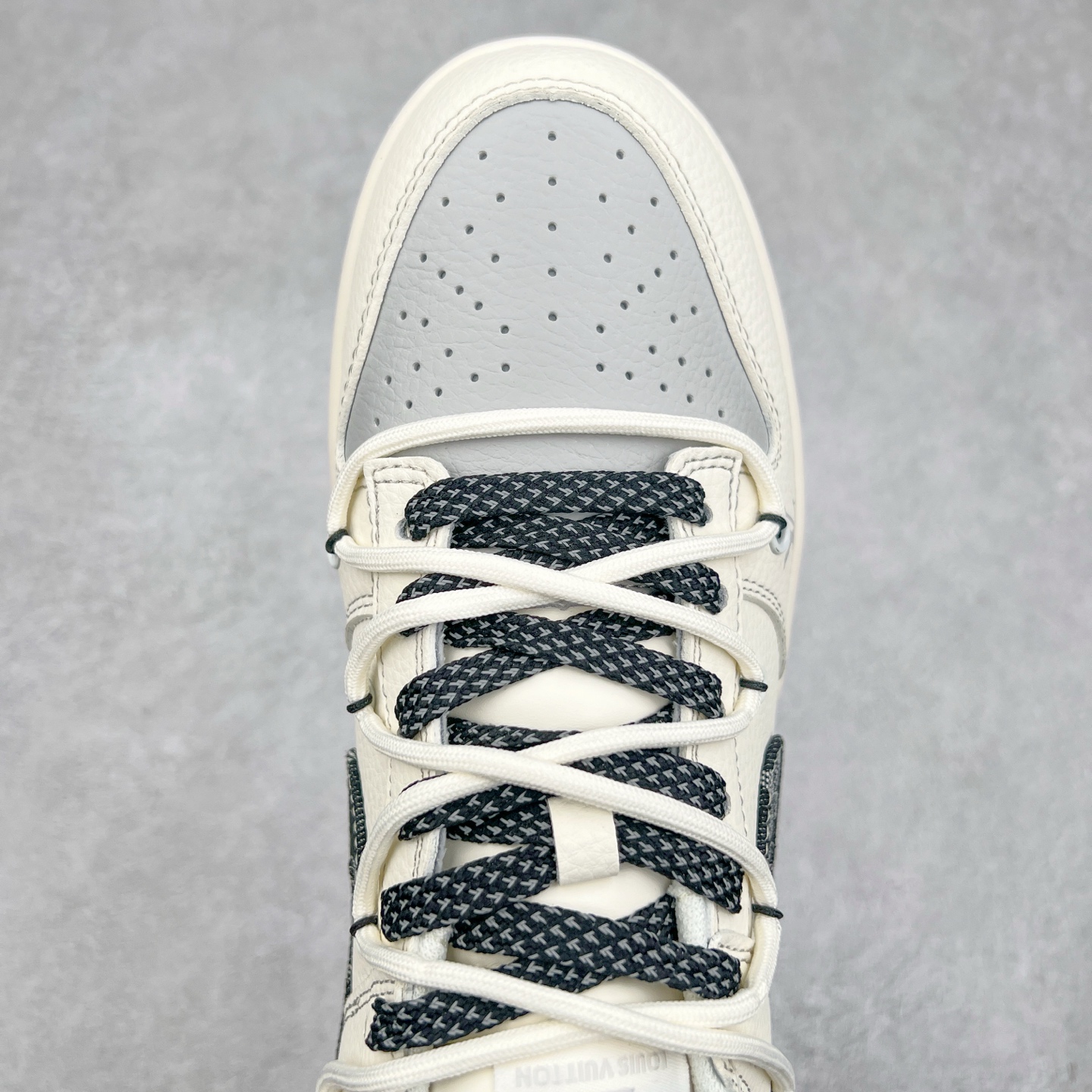 图片[4]-NK Dunk Low 定制配色 FC1688-218 大厂出品 极力推荐 原装头层材料 独家版型蒸餾加工帶來的是更好的视觉和脚感体验大厂纯原品质出货 清洁度 电绣工艺 皮料切割干净无任何毛边 细节完美 实拍调校N版已经零色差零失真 百分百还原实物色彩所见即所得 不存在货不对板色差等低级问题 选购参考实物拍摄 不混卖不参货 只用心做好货严格选品 承诺混一赔十 尺码：36 36.5 37.5 38 38.5 39 40 40.5 41 42 42.5 43 44 44.5 45-选品中心