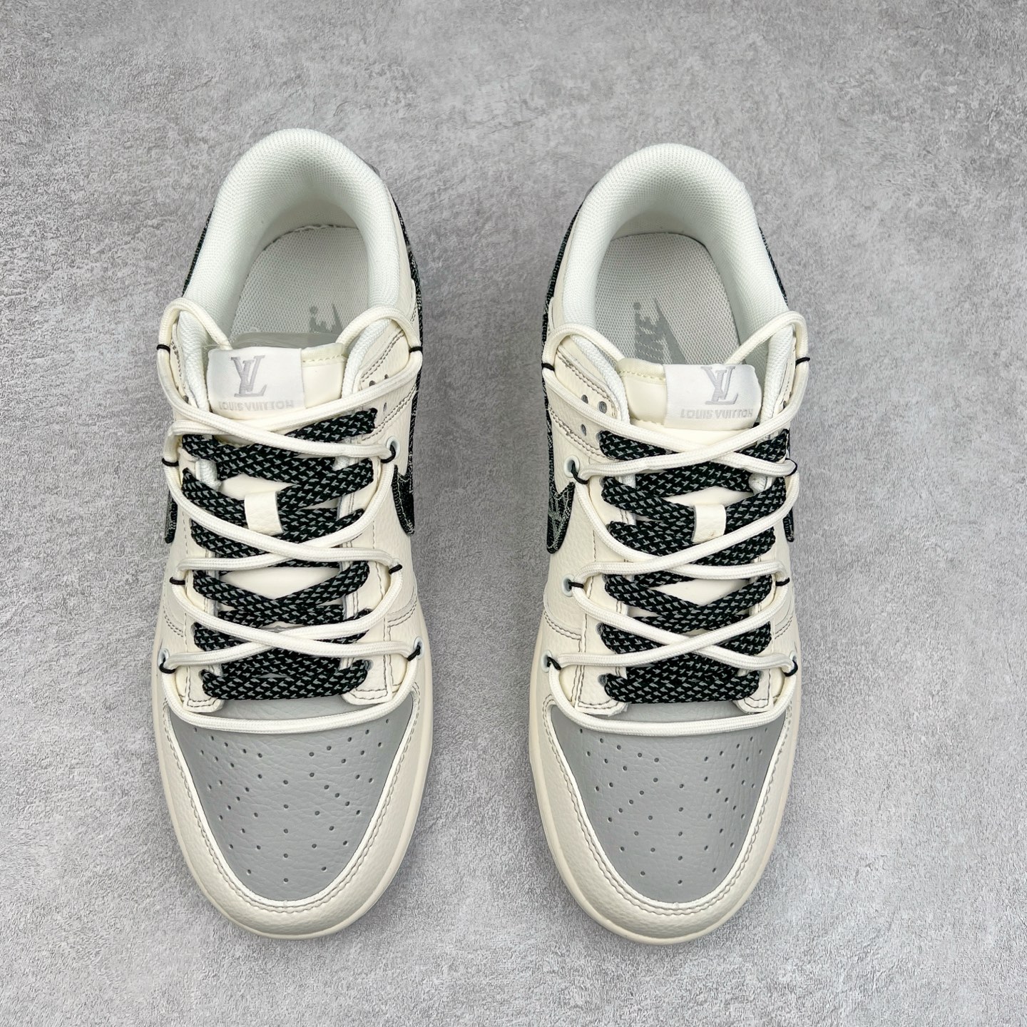 图片[2]-NK Dunk Low 定制配色 FC1688-218 大厂出品 极力推荐 原装头层材料 独家版型蒸餾加工帶來的是更好的视觉和脚感体验大厂纯原品质出货 清洁度 电绣工艺 皮料切割干净无任何毛边 细节完美 实拍调校N版已经零色差零失真 百分百还原实物色彩所见即所得 不存在货不对板色差等低级问题 选购参考实物拍摄 不混卖不参货 只用心做好货严格选品 承诺混一赔十 尺码：36 36.5 37.5 38 38.5 39 40 40.5 41 42 42.5 43 44 44.5 45-选品中心