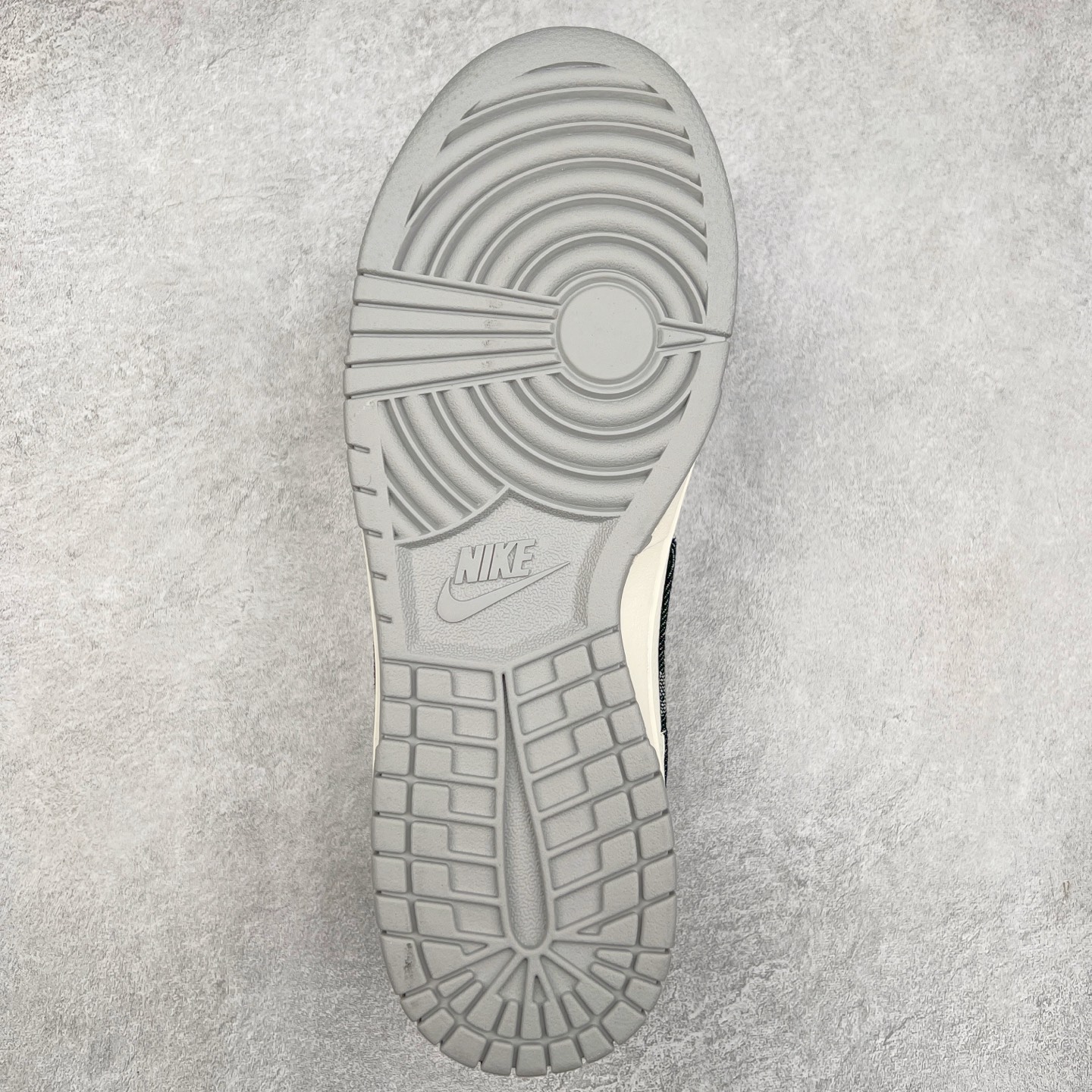 图片[9]-NK Dunk Low 定制配色 FC1688-218 大厂出品 极力推荐 原装头层材料 独家版型蒸餾加工帶來的是更好的视觉和脚感体验大厂纯原品质出货 清洁度 电绣工艺 皮料切割干净无任何毛边 细节完美 实拍调校N版已经零色差零失真 百分百还原实物色彩所见即所得 不存在货不对板色差等低级问题 选购参考实物拍摄 不混卖不参货 只用心做好货严格选品 承诺混一赔十 尺码：36 36.5 37.5 38 38.5 39 40 40.5 41 42 42.5 43 44 44.5 45-选品中心