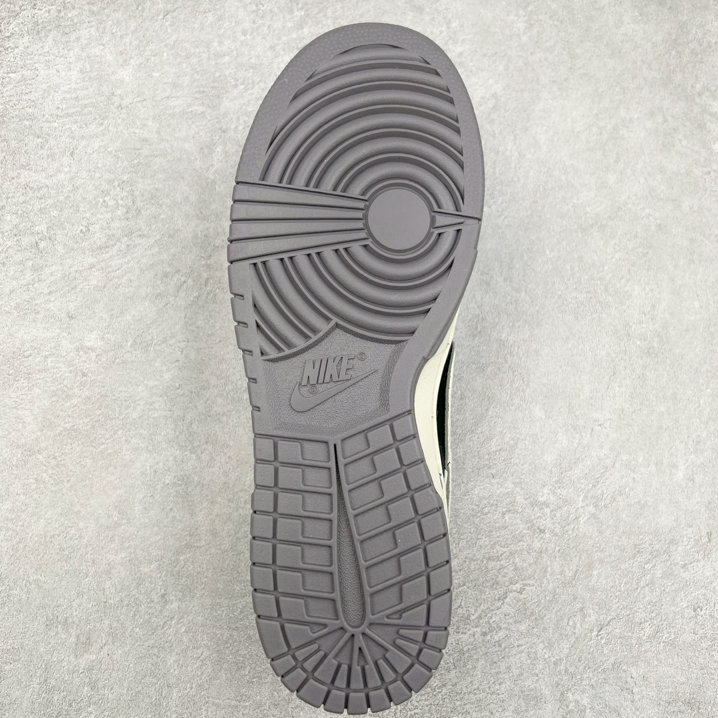 图片[9]-NK Dunk Low 定制配色 SC9207-404 大厂出品 极力推荐 原装头层材料 独家版型蒸餾加工帶來的是更好的视觉和脚感体验大厂纯原品质出货 清洁度 电绣工艺 皮料切割干净无任何毛边 细节完美 实拍调校N版已经零色差零失真 百分百还原实物色彩所见即所得 不存在货不对板色差等低级问题 选购参考实物拍摄 不混卖不参货 只用心做好货严格选品 承诺混一赔十 尺码：36 36.5 37.5 38 38.5 39 40 40.5 41 42 42.5 43 44 44.5 45-选品中心