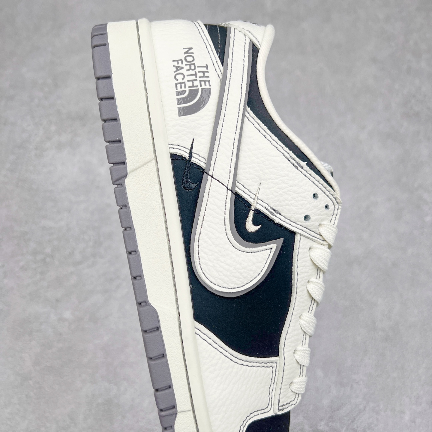 图片[6]-NK Dunk Low 定制配色 SC9207-404 大厂出品 极力推荐 原装头层材料 独家版型蒸餾加工帶來的是更好的视觉和脚感体验大厂纯原品质出货 清洁度 电绣工艺 皮料切割干净无任何毛边 细节完美 实拍调校N版已经零色差零失真 百分百还原实物色彩所见即所得 不存在货不对板色差等低级问题 选购参考实物拍摄 不混卖不参货 只用心做好货严格选品 承诺混一赔十 尺码：36 36.5 37.5 38 38.5 39 40 40.5 41 42 42.5 43 44 44.5 45-选品中心