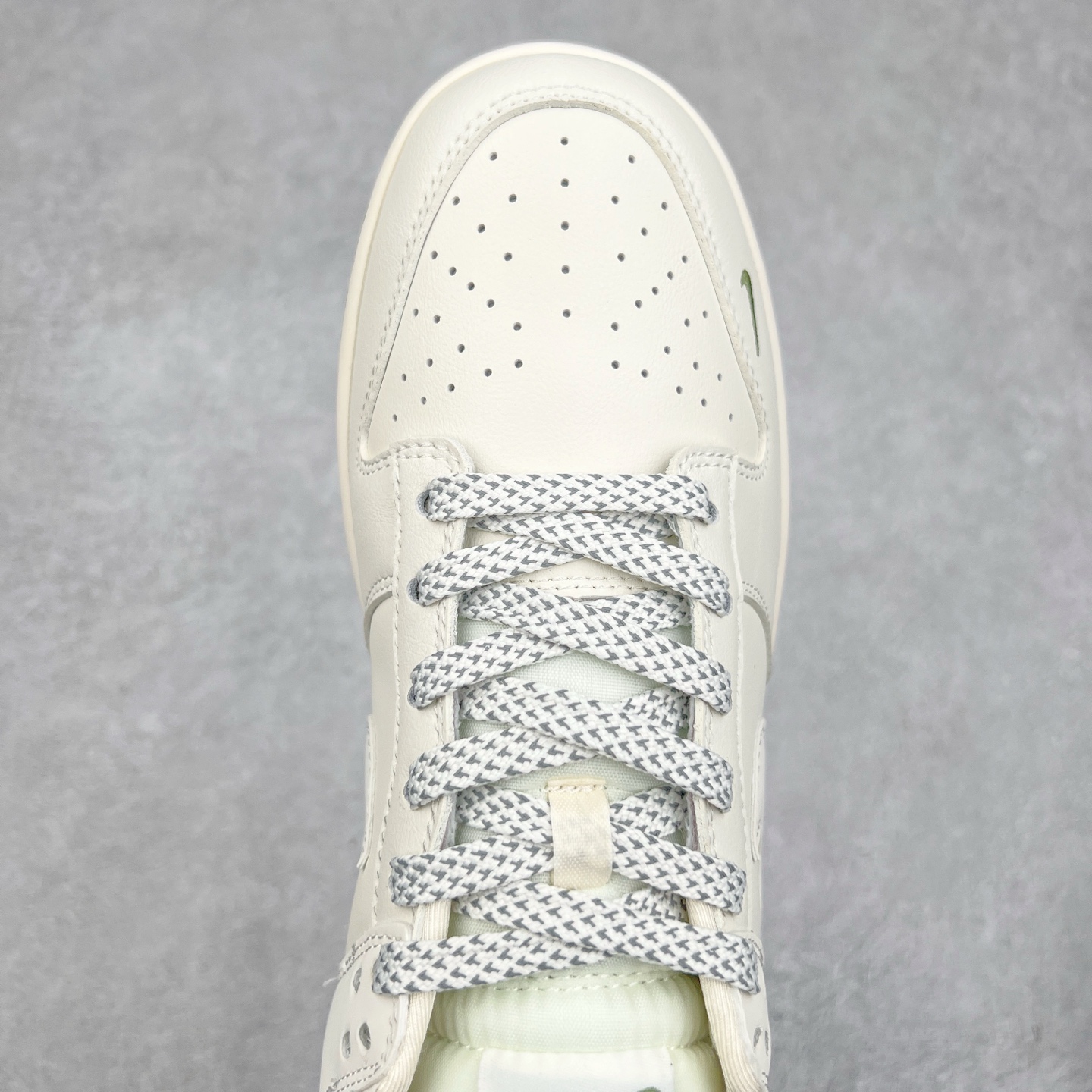 图片[4]-NK Dunk Low 定制配色 XX8888-002 大厂出品 极力推荐 原装头层材料 独家版型蒸餾加工帶來的是更好的视觉和脚感体验大厂纯原品质出货 清洁度 电绣工艺 皮料切割干净无任何毛边 细节完美 实拍调校N版已经零色差零失真 百分百还原实物色彩所见即所得 不存在货不对板色差等低级问题 选购参考实物拍摄 不混卖不参货 只用心做好货严格选品 承诺混一赔十 尺码：36 36.5 37.5 38 38.5 39 40 40.5 41 42 42.5 43 44 44.5 45-选品中心