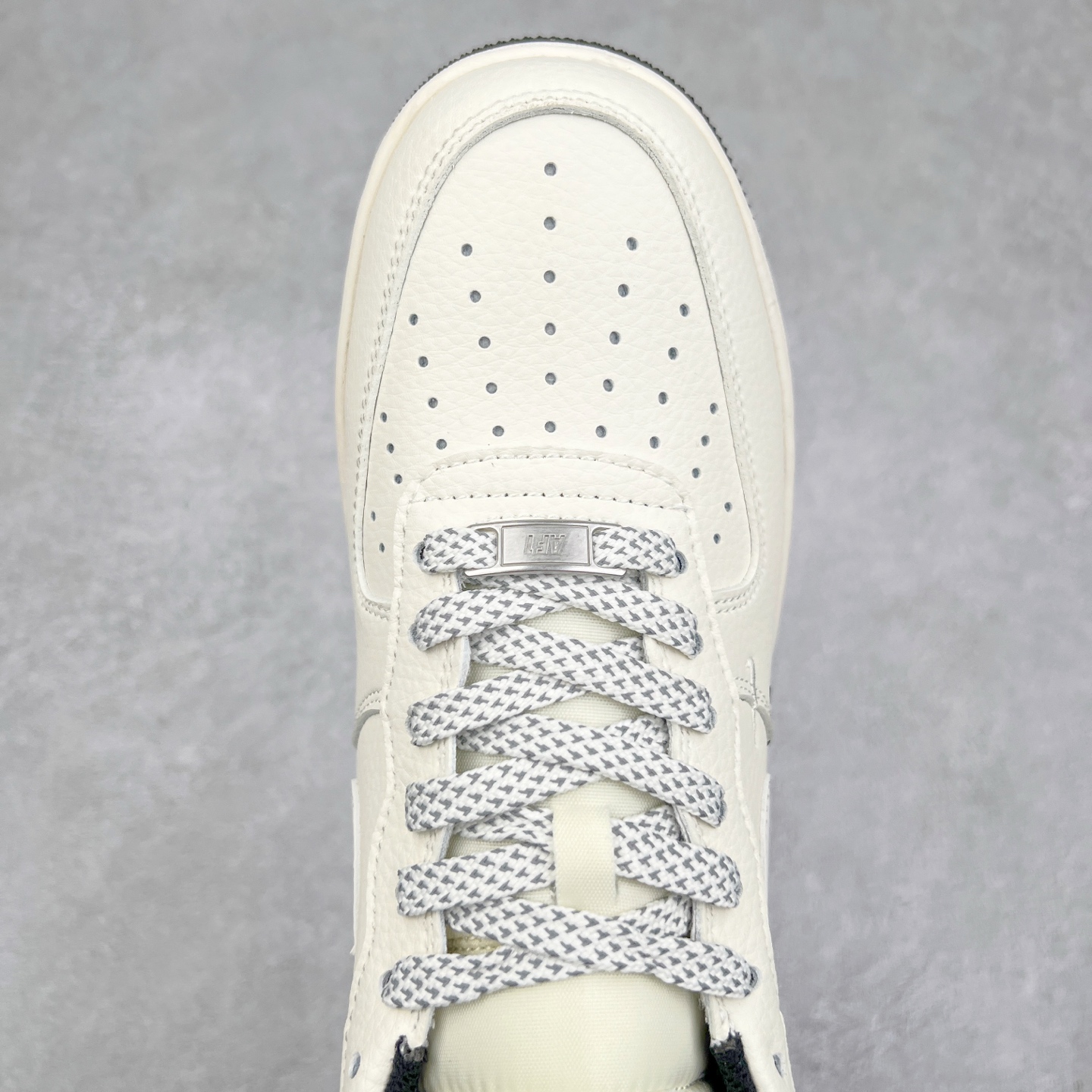 图片[4]-NK Air Force 1´07 Low 空军一号低帮百搭休闲运动板鞋 XZ6188-713 柔软、弹性十足的缓震性能和出色的中底设计 横跨复古与现代的外型结合 造就出风靡全球 三十多年的Force 1 直到今天还深受青睐 实拍调校N版已经零色差零失真 百分百还原实物色彩所见即所得 不存在货不对板色差等低级问题 选购参考实物拍摄 不混卖不参货 只用心做好货严格选品 承诺混一赔十 尺码：36 36.5 37.5 38 38.5 39 40 40.5 41 42 42.5 43 44 44.5 45-选品中心