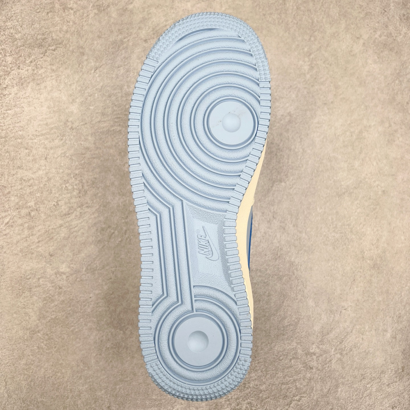 图片[9]-NK Air Force 1´07 Low 空军一号低帮百搭休闲运动板鞋 DB3301-121 柔软、弹性十足的缓震性能和出色的中底设计 横跨复古与现代的外型结合 造就出风靡全球 三十多年的Force 1 直到今天还深受青睐 实拍调校N版已经零色差零失真 百分百还原实物色彩所见即所得 不存在货不对板色差等低级问题 选购参考实物拍摄 不混卖不参货 只用心做好货严格选品 承诺混一赔十 尺码：36 36.5 37.5 38 38.5 39 40 40.5 41 42 42.5 43 44 44.5 45-选品中心