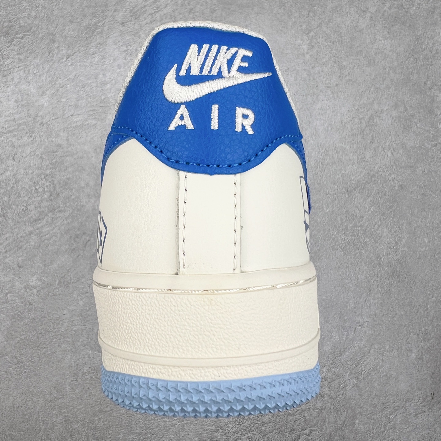 图片[8]-NK Air Force 1´07 Low 空军一号低帮百搭休闲运动板鞋 DB3301-121 柔软、弹性十足的缓震性能和出色的中底设计 横跨复古与现代的外型结合 造就出风靡全球 三十多年的Force 1 直到今天还深受青睐 实拍调校N版已经零色差零失真 百分百还原实物色彩所见即所得 不存在货不对板色差等低级问题 选购参考实物拍摄 不混卖不参货 只用心做好货严格选品 承诺混一赔十 尺码：36 36.5 37.5 38 38.5 39 40 40.5 41 42 42.5 43 44 44.5 45-选品中心