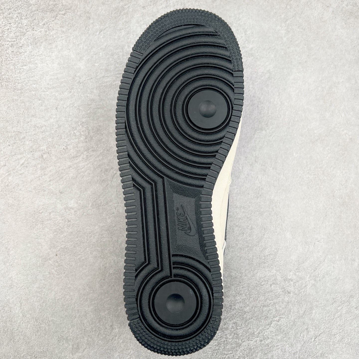 图片[9]-NK Air Force 1´07 Low 空军一号低帮百搭休闲运动板鞋 HH7518-038 柔软、弹性十足的缓震性能和出色的中底设计 横跨复古与现代的外型结合 造就出风靡全球 三十多年的Force 1 直到今天还深受青睐 实拍调校N版已经零色差零失真 百分百还原实物色彩所见即所得 不存在货不对板色差等低级问题 选购参考实物拍摄 不混卖不参货 只用心做好货严格选品 承诺混一赔十 尺码：36 36.5 37.5 38 38.5 39 40 40.5 41 42 42.5 43 44 44.5 45-选品中心