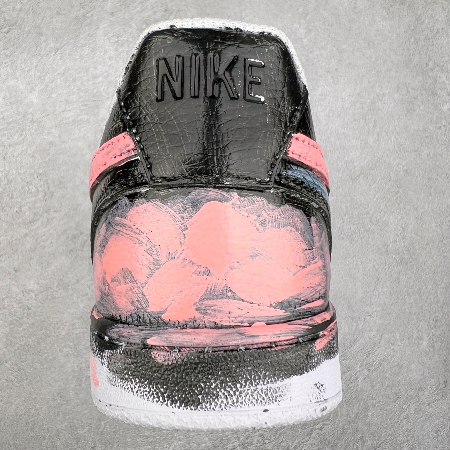 图片[8]-NK Court Vision 1 Low“病变制造” 手绘涂鸦定制板鞋 把爱情的元素融入病变细胞研究，试图创造出一种特殊的“爱情病变”，让细胞像热恋时的心一样，充满活力又稳定。日夜颠倒，查阅资料、反复试验，调配出各种药剂，注入培养皿，观察细胞的反应。细胞开始呈现出奇妙的变化，它们紧密相连，闪烁着微光，像极了两颗紧紧相依的心 货号：DH2987-212 尺码：36 36.5 37.5 38 38.5 39 40 40.5 41 42 42.5 43 44 44.5 45-选品中心