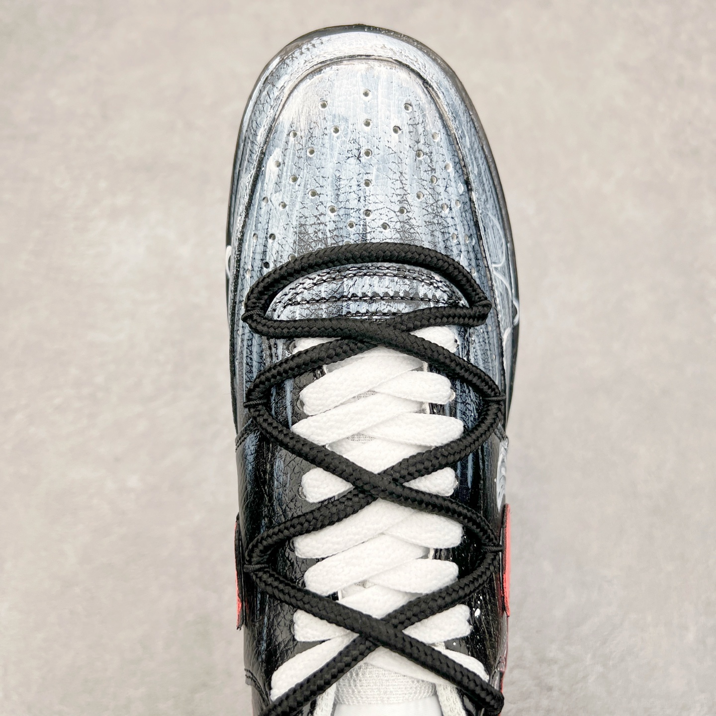 图片[4]-NK Court Vision 1 Low“病变制造” 手绘涂鸦定制板鞋 把爱情的元素融入病变细胞研究，试图创造出一种特殊的“爱情病变”，让细胞像热恋时的心一样，充满活力又稳定。日夜颠倒，查阅资料、反复试验，调配出各种药剂，注入培养皿，观察细胞的反应。细胞开始呈现出奇妙的变化，它们紧密相连，闪烁着微光，像极了两颗紧紧相依的心 货号：DH2987-212 尺码：36 36.5 37.5 38 38.5 39 40 40.5 41 42 42.5 43 44 44.5 45-选品中心