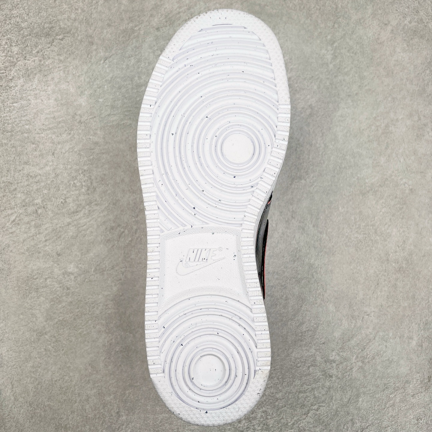 图片[9]-NK Court Vision 1 Low“病变制造” 手绘涂鸦定制板鞋 把爱情的元素融入病变细胞研究，试图创造出一种特殊的“爱情病变”，让细胞像热恋时的心一样，充满活力又稳定。日夜颠倒，查阅资料、反复试验，调配出各种药剂，注入培养皿，观察细胞的反应。细胞开始呈现出奇妙的变化，它们紧密相连，闪烁着微光，像极了两颗紧紧相依的心 货号：DH2987-212 尺码：36 36.5 37.5 38 38.5 39 40 40.5 41 42 42.5 43 44 44.5 45-选品中心