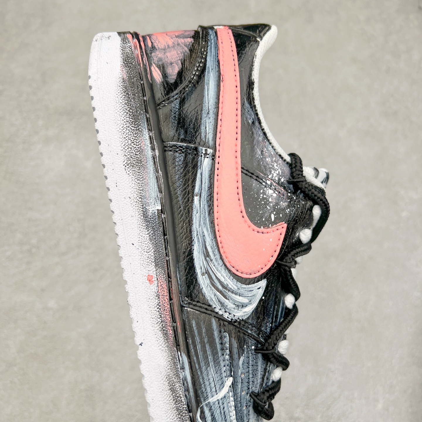 图片[6]-NK Court Vision 1 Low“病变制造” 手绘涂鸦定制板鞋 把爱情的元素融入病变细胞研究，试图创造出一种特殊的“爱情病变”，让细胞像热恋时的心一样，充满活力又稳定。日夜颠倒，查阅资料、反复试验，调配出各种药剂，注入培养皿，观察细胞的反应。细胞开始呈现出奇妙的变化，它们紧密相连，闪烁着微光，像极了两颗紧紧相依的心 货号：DH2987-212 尺码：36 36.5 37.5 38 38.5 39 40 40.5 41 42 42.5 43 44 44.5 45-选品中心