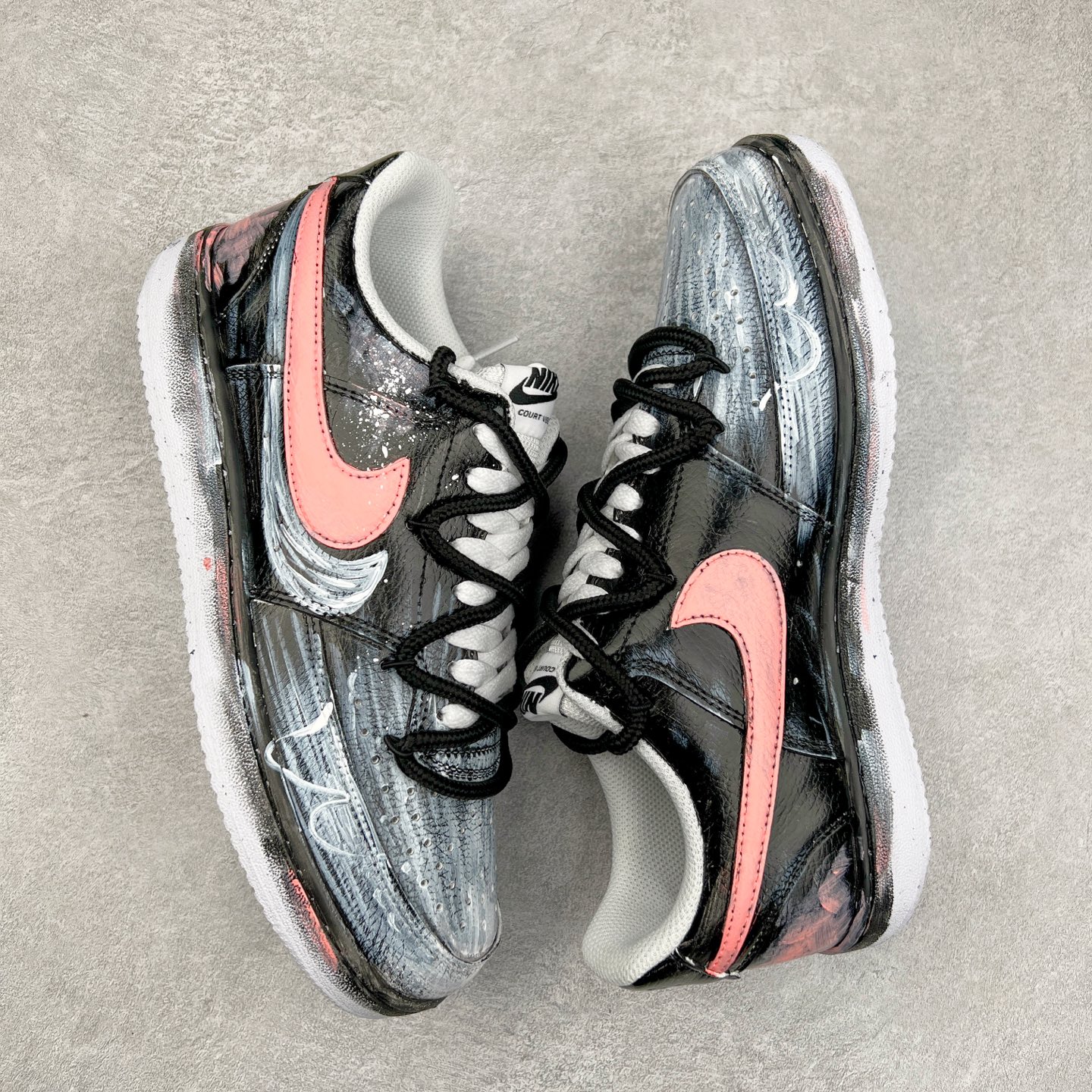 图片[3]-NK Court Vision 1 Low“病变制造” 手绘涂鸦定制板鞋 把爱情的元素融入病变细胞研究，试图创造出一种特殊的“爱情病变”，让细胞像热恋时的心一样，充满活力又稳定。日夜颠倒，查阅资料、反复试验，调配出各种药剂，注入培养皿，观察细胞的反应。细胞开始呈现出奇妙的变化，它们紧密相连，闪烁着微光，像极了两颗紧紧相依的心 货号：DH2987-212 尺码：36 36.5 37.5 38 38.5 39 40 40.5 41 42 42.5 43 44 44.5 45-选品中心