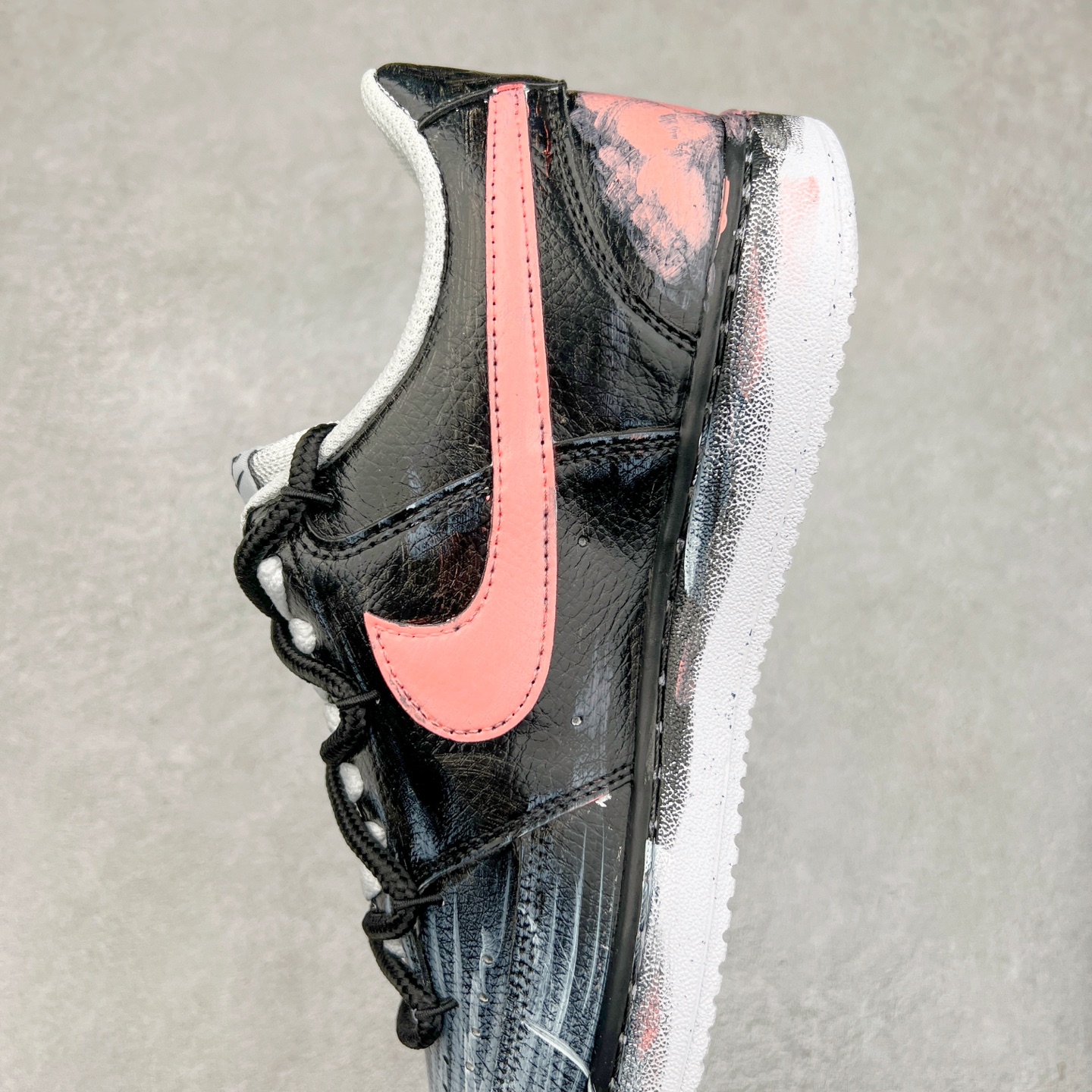 图片[7]-NK Court Vision 1 Low“病变制造” 手绘涂鸦定制板鞋 把爱情的元素融入病变细胞研究，试图创造出一种特殊的“爱情病变”，让细胞像热恋时的心一样，充满活力又稳定。日夜颠倒，查阅资料、反复试验，调配出各种药剂，注入培养皿，观察细胞的反应。细胞开始呈现出奇妙的变化，它们紧密相连，闪烁着微光，像极了两颗紧紧相依的心 货号：DH2987-212 尺码：36 36.5 37.5 38 38.5 39 40 40.5 41 42 42.5 43 44 44.5 45-选品中心