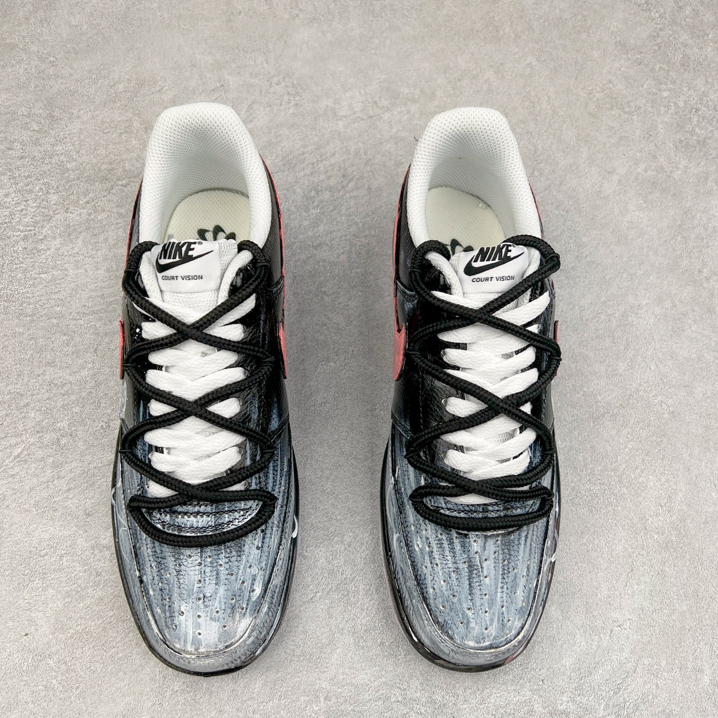 图片[2]-NK Court Vision 1 Low“病变制造” 手绘涂鸦定制板鞋 把爱情的元素融入病变细胞研究，试图创造出一种特殊的“爱情病变”，让细胞像热恋时的心一样，充满活力又稳定。日夜颠倒，查阅资料、反复试验，调配出各种药剂，注入培养皿，观察细胞的反应。细胞开始呈现出奇妙的变化，它们紧密相连，闪烁着微光，像极了两颗紧紧相依的心 货号：DH2987-212 尺码：36 36.5 37.5 38 38.5 39 40 40.5 41 42 42.5 43 44 44.5 45-选品中心