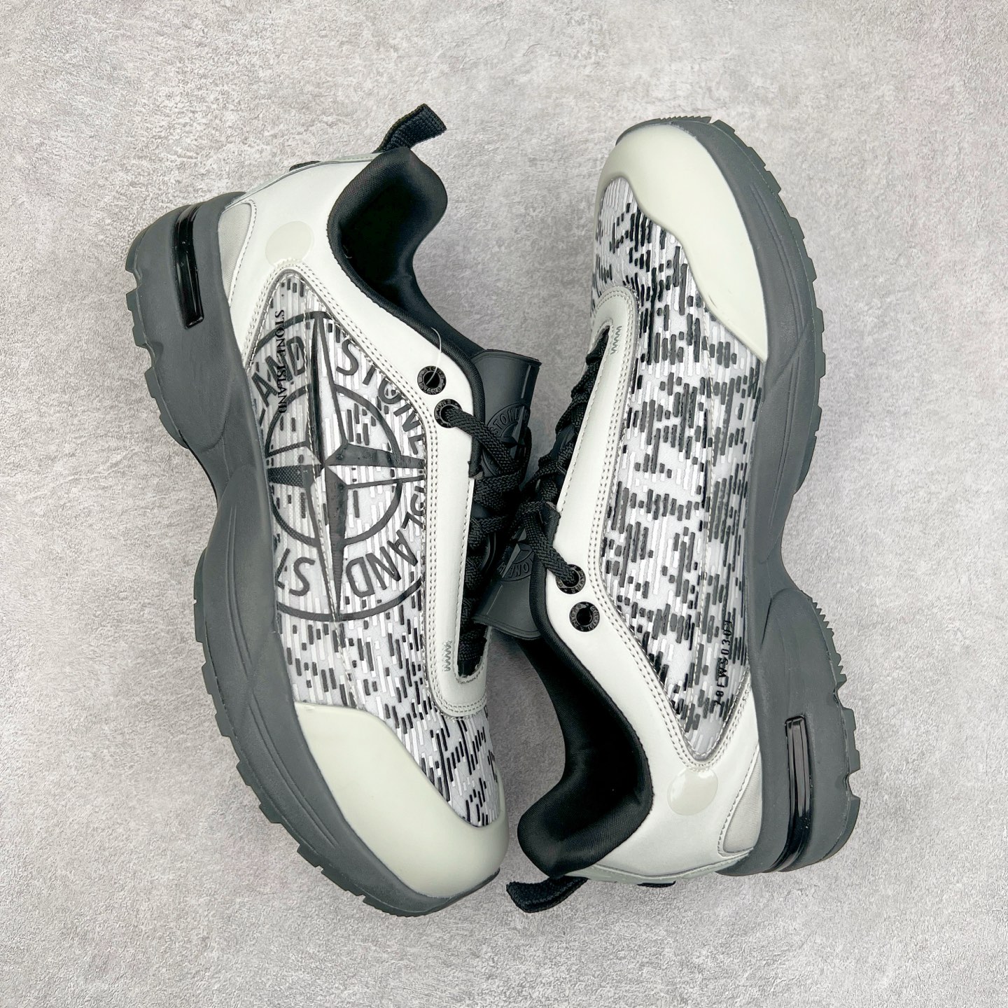 图片[3]-Stone Island Grime Panelled 石头岛黑褐色舒适时尚低帮生活休闲鞋 石头岛作不仅是科技面料和织物染色典范并加入了创新机能美学，兼顾功能性与时尚感，颠覆传统休闲服饰的想象。尺码：36 37 37.5 38 38.5 39 39.5 40 40.5 41.5 42 42.5 43 44 44.5 45-选品中心