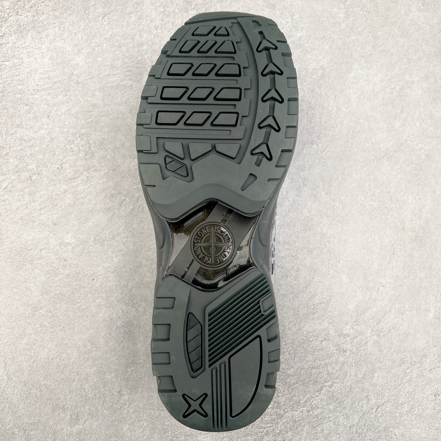 图片[9]-Stone Island Grime Panelled 石头岛黑褐色舒适时尚低帮生活休闲鞋 石头岛作不仅是科技面料和织物染色典范并加入了创新机能美学，兼顾功能性与时尚感，颠覆传统休闲服饰的想象。尺码：36 37 37.5 38 38.5 39 39.5 40 40.5 41.5 42 42.5 43 44 44.5 45-选品中心