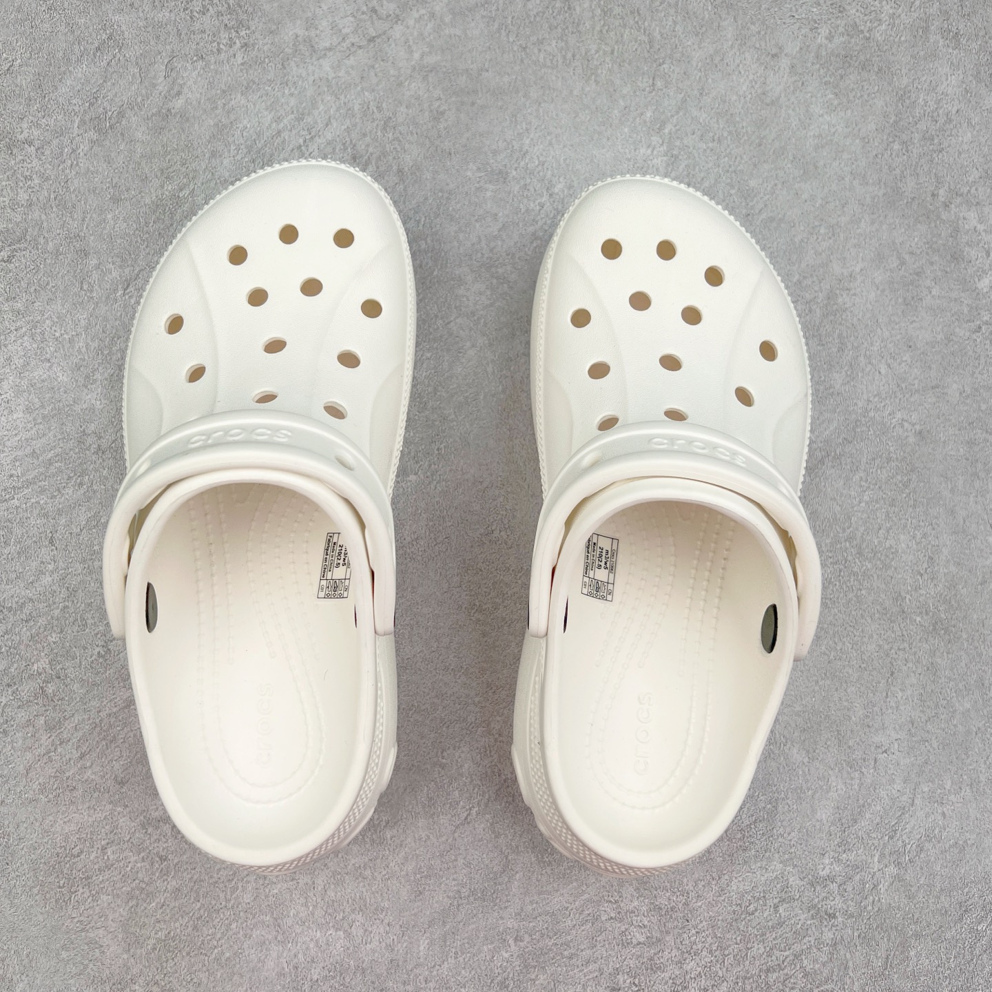 图片[3]-＃DG莞产 Crocs Classic Clog 卡骆驰休闲沙滩洞洞拖鞋凉鞋 透明防水袋包装 注意配件需单独购买 超轻Croslite专利材料打造 鞋面更加耐用易清洗 该鞋款轻盈舒适 2002年 经典克骆格诞生 秉承外形简单 穿着舒适的初衷 不断为消费者带来舒适的穿着体验 穿出“趣”味 鞋面洞洞可搭彰显个性的智必星 一鞋两穿 可调节式后跟带增添鞋身的稳固性能 放前面变成愜意舒适的凉拖 放后面行走跑跳更加稳妥 Croslite ™材料 封闭式细胞树脂 能够在体温作用下自动变形以适应脚部形状 涉水性优秀的同时易于清洁 抓地力强 不易打滑 Crocs的核心理念：轻便 灵活 全方位的舒适感 同步官方尺码：M4（36-37） M5（37-38）M6（38-39）M7（39-40）-选品中心