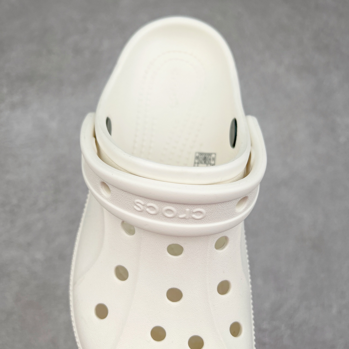 图片[5]-＃DG莞产 Crocs Classic Clog 卡骆驰休闲沙滩洞洞拖鞋凉鞋 透明防水袋包装 注意配件需单独购买 超轻Croslite专利材料打造 鞋面更加耐用易清洗 该鞋款轻盈舒适 2002年 经典克骆格诞生 秉承外形简单 穿着舒适的初衷 不断为消费者带来舒适的穿着体验 穿出“趣”味 鞋面洞洞可搭彰显个性的智必星 一鞋两穿 可调节式后跟带增添鞋身的稳固性能 放前面变成愜意舒适的凉拖 放后面行走跑跳更加稳妥 Croslite ™材料 封闭式细胞树脂 能够在体温作用下自动变形以适应脚部形状 涉水性优秀的同时易于清洁 抓地力强 不易打滑 Crocs的核心理念：轻便 灵活 全方位的舒适感 同步官方尺码：M4（36-37） M5（37-38）M6（38-39）M7（39-40）-选品中心