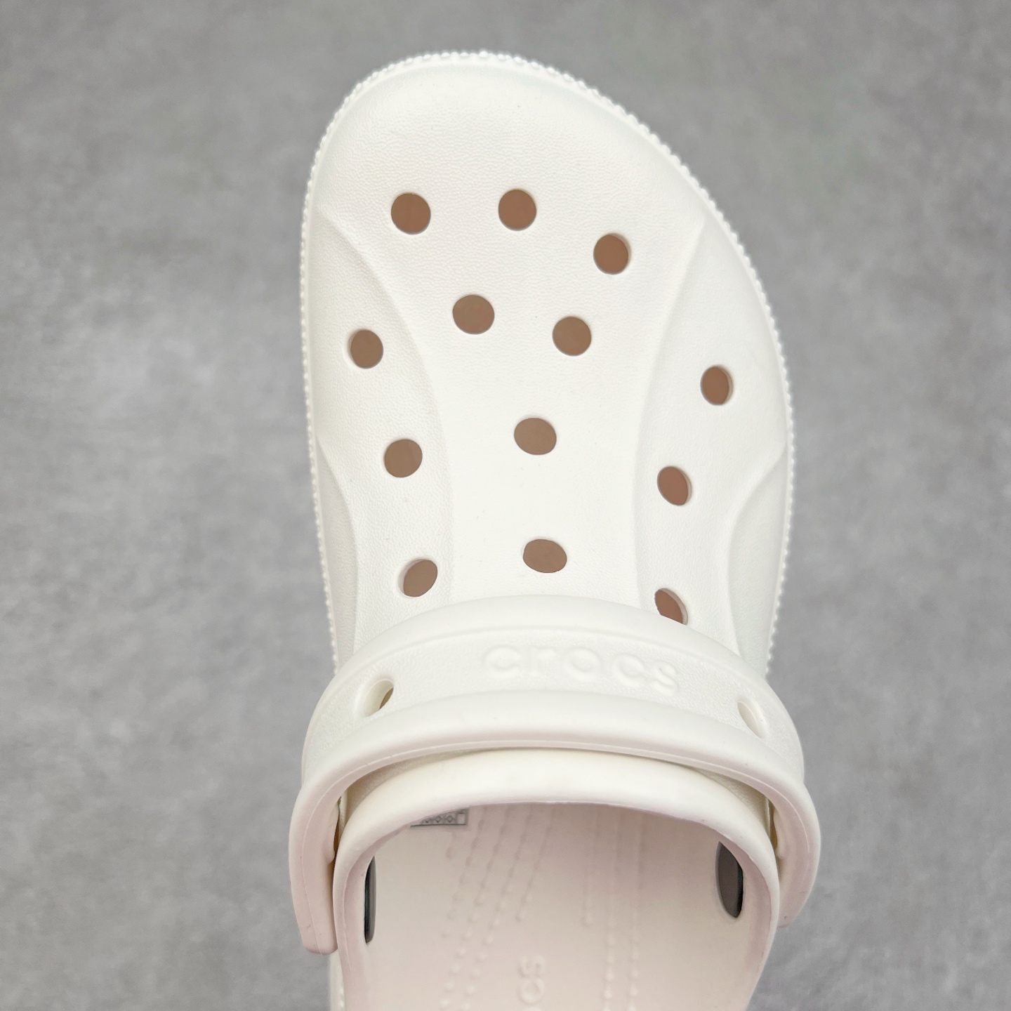 图片[4]-＃DG莞产 Crocs Classic Clog 卡骆驰休闲沙滩洞洞拖鞋凉鞋 透明防水袋包装 注意配件需单独购买 超轻Croslite专利材料打造 鞋面更加耐用易清洗 该鞋款轻盈舒适 2002年 经典克骆格诞生 秉承外形简单 穿着舒适的初衷 不断为消费者带来舒适的穿着体验 穿出“趣”味 鞋面洞洞可搭彰显个性的智必星 一鞋两穿 可调节式后跟带增添鞋身的稳固性能 放前面变成愜意舒适的凉拖 放后面行走跑跳更加稳妥 Croslite ™材料 封闭式细胞树脂 能够在体温作用下自动变形以适应脚部形状 涉水性优秀的同时易于清洁 抓地力强 不易打滑 Crocs的核心理念：轻便 灵活 全方位的舒适感 同步官方尺码：M4（36-37） M5（37-38）M6（38-39）M7（39-40）-选品中心