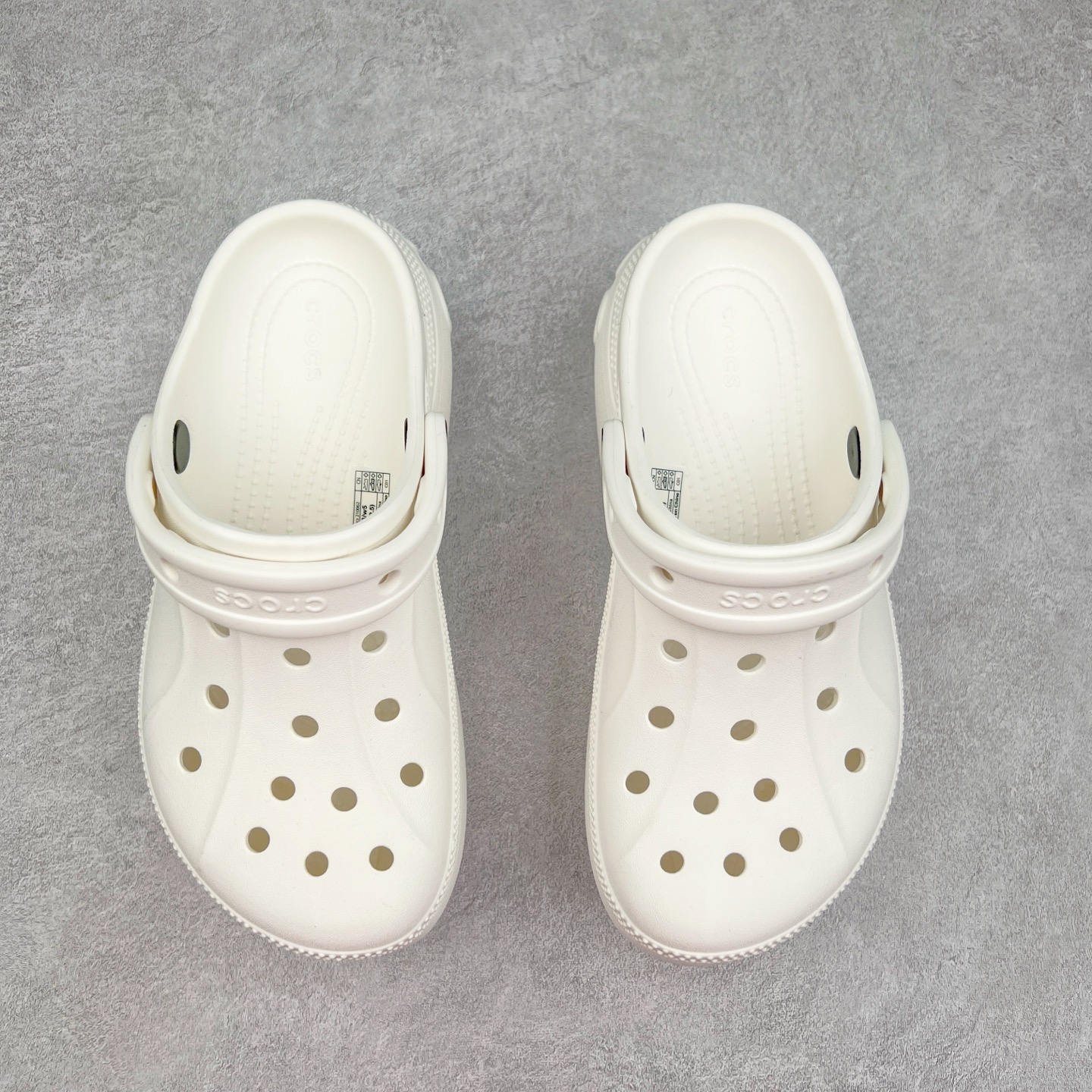 图片[2]-＃DG莞产 Crocs Classic Clog 卡骆驰休闲沙滩洞洞拖鞋凉鞋 透明防水袋包装 注意配件需单独购买 超轻Croslite专利材料打造 鞋面更加耐用易清洗 该鞋款轻盈舒适 2002年 经典克骆格诞生 秉承外形简单 穿着舒适的初衷 不断为消费者带来舒适的穿着体验 穿出“趣”味 鞋面洞洞可搭彰显个性的智必星 一鞋两穿 可调节式后跟带增添鞋身的稳固性能 放前面变成愜意舒适的凉拖 放后面行走跑跳更加稳妥 Croslite ™材料 封闭式细胞树脂 能够在体温作用下自动变形以适应脚部形状 涉水性优秀的同时易于清洁 抓地力强 不易打滑 Crocs的核心理念：轻便 灵活 全方位的舒适感 同步官方尺码：M4（36-37） M5（37-38）M6（38-39）M7（39-40）-选品中心