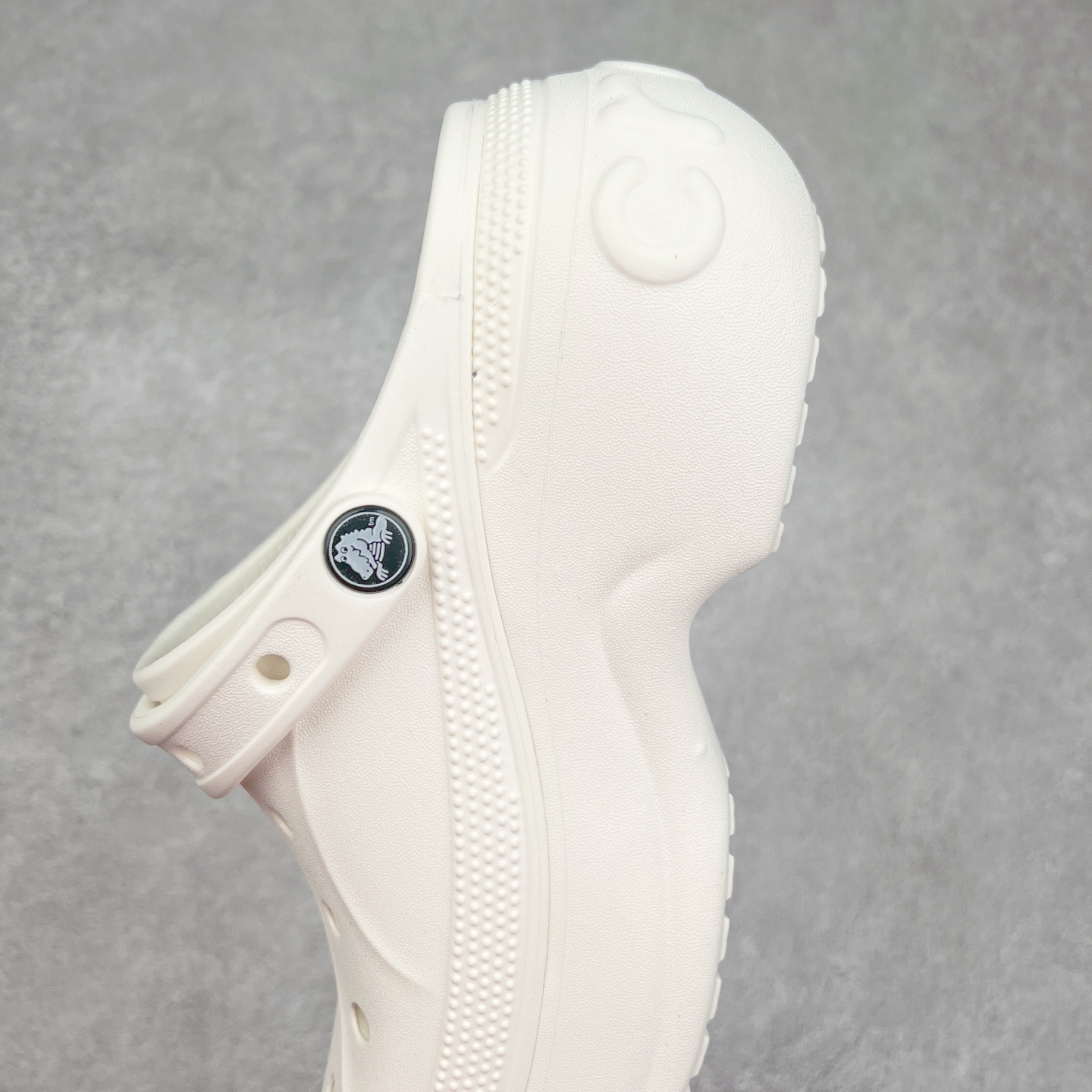 图片[7]-＃DG莞产 Crocs Classic Clog 卡骆驰休闲沙滩洞洞拖鞋凉鞋 透明防水袋包装 注意配件需单独购买 超轻Croslite专利材料打造 鞋面更加耐用易清洗 该鞋款轻盈舒适 2002年 经典克骆格诞生 秉承外形简单 穿着舒适的初衷 不断为消费者带来舒适的穿着体验 穿出“趣”味 鞋面洞洞可搭彰显个性的智必星 一鞋两穿 可调节式后跟带增添鞋身的稳固性能 放前面变成愜意舒适的凉拖 放后面行走跑跳更加稳妥 Croslite ™材料 封闭式细胞树脂 能够在体温作用下自动变形以适应脚部形状 涉水性优秀的同时易于清洁 抓地力强 不易打滑 Crocs的核心理念：轻便 灵活 全方位的舒适感 同步官方尺码：M4（36-37） M5（37-38）M6（38-39）M7（39-40）-选品中心