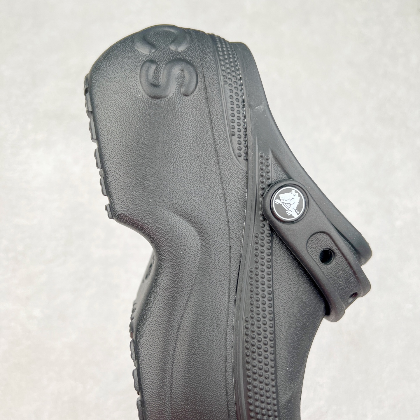 图片[6]-＃DG莞产 Crocs Classic Clog 卡骆驰休闲沙滩洞洞拖鞋凉鞋 透明防水袋包装 注意配件需单独购买 超轻Croslite专利材料打造 鞋面更加耐用易清洗 该鞋款轻盈舒适 2002年 经典克骆格诞生 秉承外形简单 穿着舒适的初衷 不断为消费者带来舒适的穿着体验 穿出“趣”味 鞋面洞洞可搭彰显个性的智必星 一鞋两穿 可调节式后跟带增添鞋身的稳固性能 放前面变成愜意舒适的凉拖 放后面行走跑跳更加稳妥 Croslite ™材料 封闭式细胞树脂 能够在体温作用下自动变形以适应脚部形状 涉水性优秀的同时易于清洁 抓地力强 不易打滑 Crocs的核心理念：轻便 灵活 全方位的舒适感 同步官方尺码：M4（36-37） M5（37-38）M6（38-39）M7（39-40）-选品中心