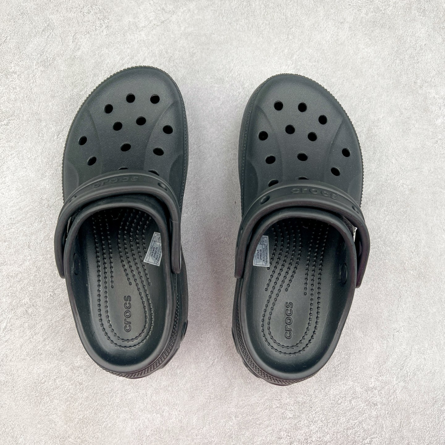 图片[3]-＃DG莞产 Crocs Classic Clog 卡骆驰休闲沙滩洞洞拖鞋凉鞋 透明防水袋包装 注意配件需单独购买 超轻Croslite专利材料打造 鞋面更加耐用易清洗 该鞋款轻盈舒适 2002年 经典克骆格诞生 秉承外形简单 穿着舒适的初衷 不断为消费者带来舒适的穿着体验 穿出“趣”味 鞋面洞洞可搭彰显个性的智必星 一鞋两穿 可调节式后跟带增添鞋身的稳固性能 放前面变成愜意舒适的凉拖 放后面行走跑跳更加稳妥 Croslite ™材料 封闭式细胞树脂 能够在体温作用下自动变形以适应脚部形状 涉水性优秀的同时易于清洁 抓地力强 不易打滑 Crocs的核心理念：轻便 灵活 全方位的舒适感 同步官方尺码：M4（36-37） M5（37-38）M6（38-39）M7（39-40）-选品中心