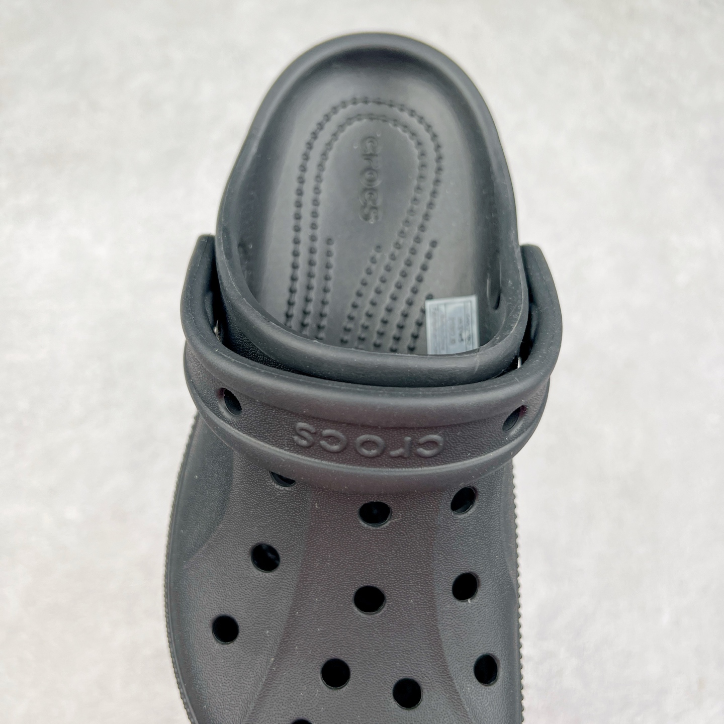 图片[5]-＃DG莞产 Crocs Classic Clog 卡骆驰休闲沙滩洞洞拖鞋凉鞋 透明防水袋包装 注意配件需单独购买 超轻Croslite专利材料打造 鞋面更加耐用易清洗 该鞋款轻盈舒适 2002年 经典克骆格诞生 秉承外形简单 穿着舒适的初衷 不断为消费者带来舒适的穿着体验 穿出“趣”味 鞋面洞洞可搭彰显个性的智必星 一鞋两穿 可调节式后跟带增添鞋身的稳固性能 放前面变成愜意舒适的凉拖 放后面行走跑跳更加稳妥 Croslite ™材料 封闭式细胞树脂 能够在体温作用下自动变形以适应脚部形状 涉水性优秀的同时易于清洁 抓地力强 不易打滑 Crocs的核心理念：轻便 灵活 全方位的舒适感 同步官方尺码：M4（36-37） M5（37-38）M6（38-39）M7（39-40）-选品中心