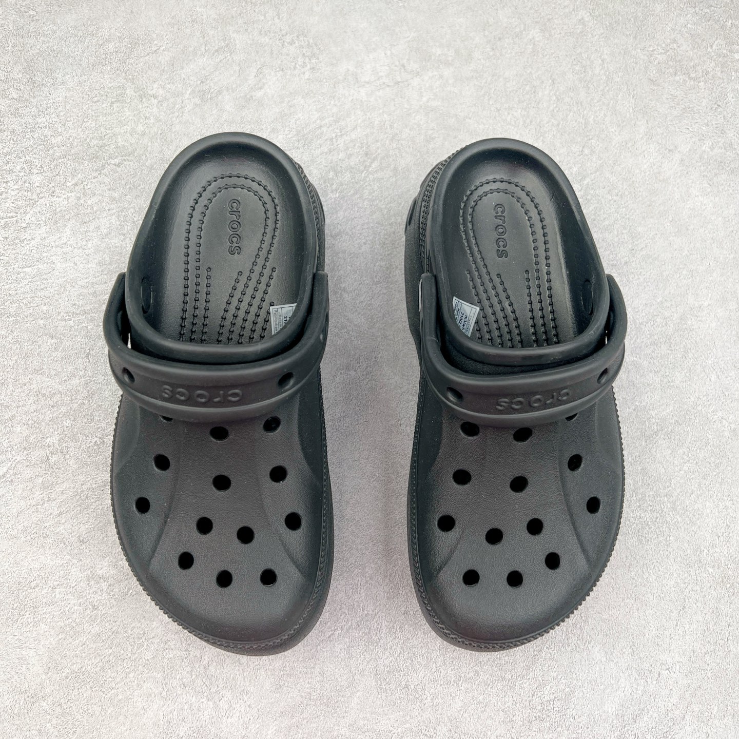 图片[2]-＃DG莞产 Crocs Classic Clog 卡骆驰休闲沙滩洞洞拖鞋凉鞋 透明防水袋包装 注意配件需单独购买 超轻Croslite专利材料打造 鞋面更加耐用易清洗 该鞋款轻盈舒适 2002年 经典克骆格诞生 秉承外形简单 穿着舒适的初衷 不断为消费者带来舒适的穿着体验 穿出“趣”味 鞋面洞洞可搭彰显个性的智必星 一鞋两穿 可调节式后跟带增添鞋身的稳固性能 放前面变成愜意舒适的凉拖 放后面行走跑跳更加稳妥 Croslite ™材料 封闭式细胞树脂 能够在体温作用下自动变形以适应脚部形状 涉水性优秀的同时易于清洁 抓地力强 不易打滑 Crocs的核心理念：轻便 灵活 全方位的舒适感 同步官方尺码：M4（36-37） M5（37-38）M6（38-39）M7（39-40）-选品中心