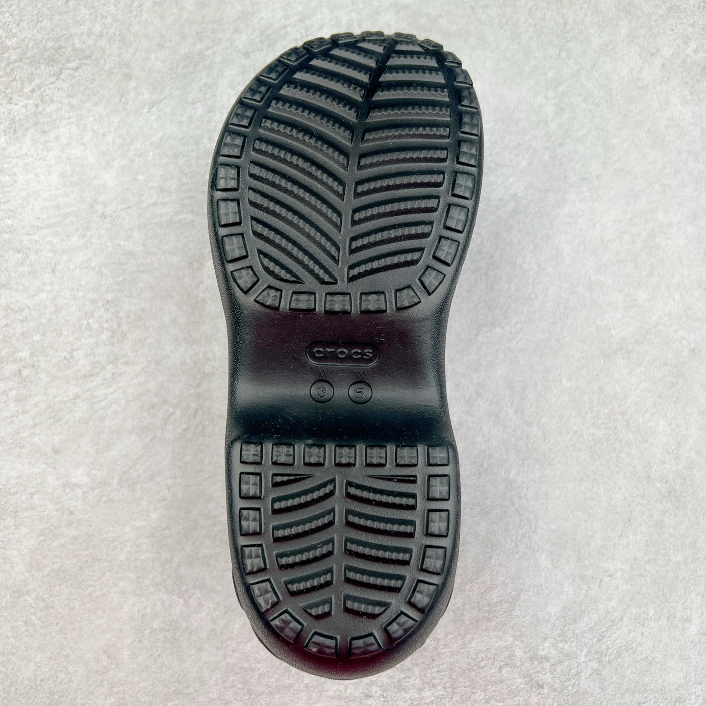 图片[9]-＃DG莞产 Crocs Classic Clog 卡骆驰休闲沙滩洞洞拖鞋凉鞋 透明防水袋包装 注意配件需单独购买 超轻Croslite专利材料打造 鞋面更加耐用易清洗 该鞋款轻盈舒适 2002年 经典克骆格诞生 秉承外形简单 穿着舒适的初衷 不断为消费者带来舒适的穿着体验 穿出“趣”味 鞋面洞洞可搭彰显个性的智必星 一鞋两穿 可调节式后跟带增添鞋身的稳固性能 放前面变成愜意舒适的凉拖 放后面行走跑跳更加稳妥 Croslite ™材料 封闭式细胞树脂 能够在体温作用下自动变形以适应脚部形状 涉水性优秀的同时易于清洁 抓地力强 不易打滑 Crocs的核心理念：轻便 灵活 全方位的舒适感 同步官方尺码：M4（36-37） M5（37-38）M6（38-39）M7（39-40）-选品中心