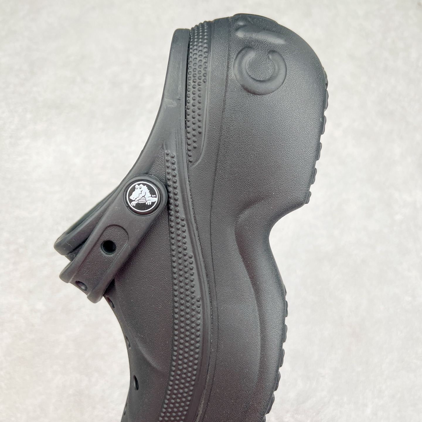 图片[7]-＃DG莞产 Crocs Classic Clog 卡骆驰休闲沙滩洞洞拖鞋凉鞋 透明防水袋包装 注意配件需单独购买 超轻Croslite专利材料打造 鞋面更加耐用易清洗 该鞋款轻盈舒适 2002年 经典克骆格诞生 秉承外形简单 穿着舒适的初衷 不断为消费者带来舒适的穿着体验 穿出“趣”味 鞋面洞洞可搭彰显个性的智必星 一鞋两穿 可调节式后跟带增添鞋身的稳固性能 放前面变成愜意舒适的凉拖 放后面行走跑跳更加稳妥 Croslite ™材料 封闭式细胞树脂 能够在体温作用下自动变形以适应脚部形状 涉水性优秀的同时易于清洁 抓地力强 不易打滑 Crocs的核心理念：轻便 灵活 全方位的舒适感 同步官方尺码：M4（36-37） M5（37-38）M6（38-39）M7（39-40）-选品中心