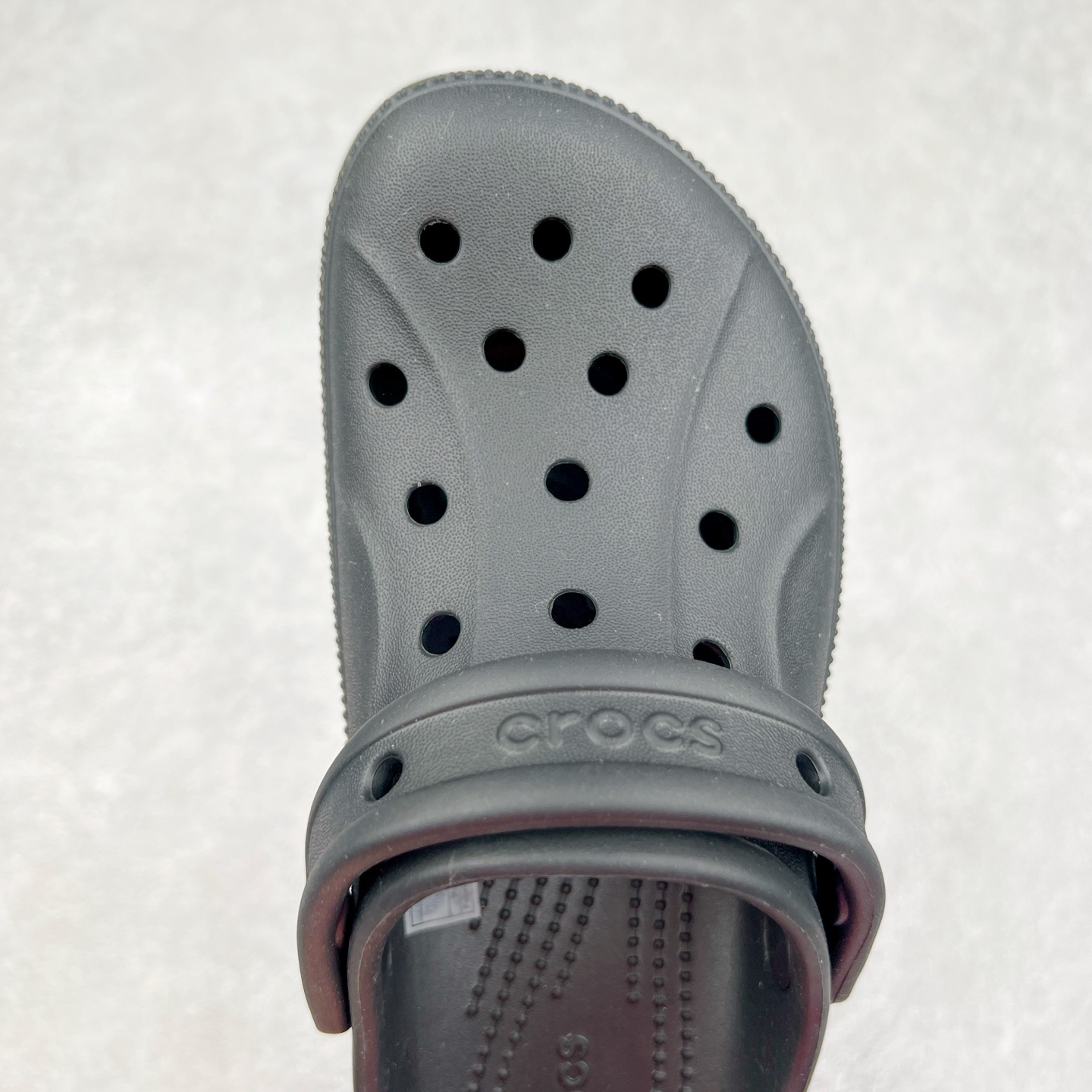 图片[4]-＃DG莞产 Crocs Classic Clog 卡骆驰休闲沙滩洞洞拖鞋凉鞋 透明防水袋包装 注意配件需单独购买 超轻Croslite专利材料打造 鞋面更加耐用易清洗 该鞋款轻盈舒适 2002年 经典克骆格诞生 秉承外形简单 穿着舒适的初衷 不断为消费者带来舒适的穿着体验 穿出“趣”味 鞋面洞洞可搭彰显个性的智必星 一鞋两穿 可调节式后跟带增添鞋身的稳固性能 放前面变成愜意舒适的凉拖 放后面行走跑跳更加稳妥 Croslite ™材料 封闭式细胞树脂 能够在体温作用下自动变形以适应脚部形状 涉水性优秀的同时易于清洁 抓地力强 不易打滑 Crocs的核心理念：轻便 灵活 全方位的舒适感 同步官方尺码：M4（36-37） M5（37-38）M6（38-39）M7（39-40）-选品中心