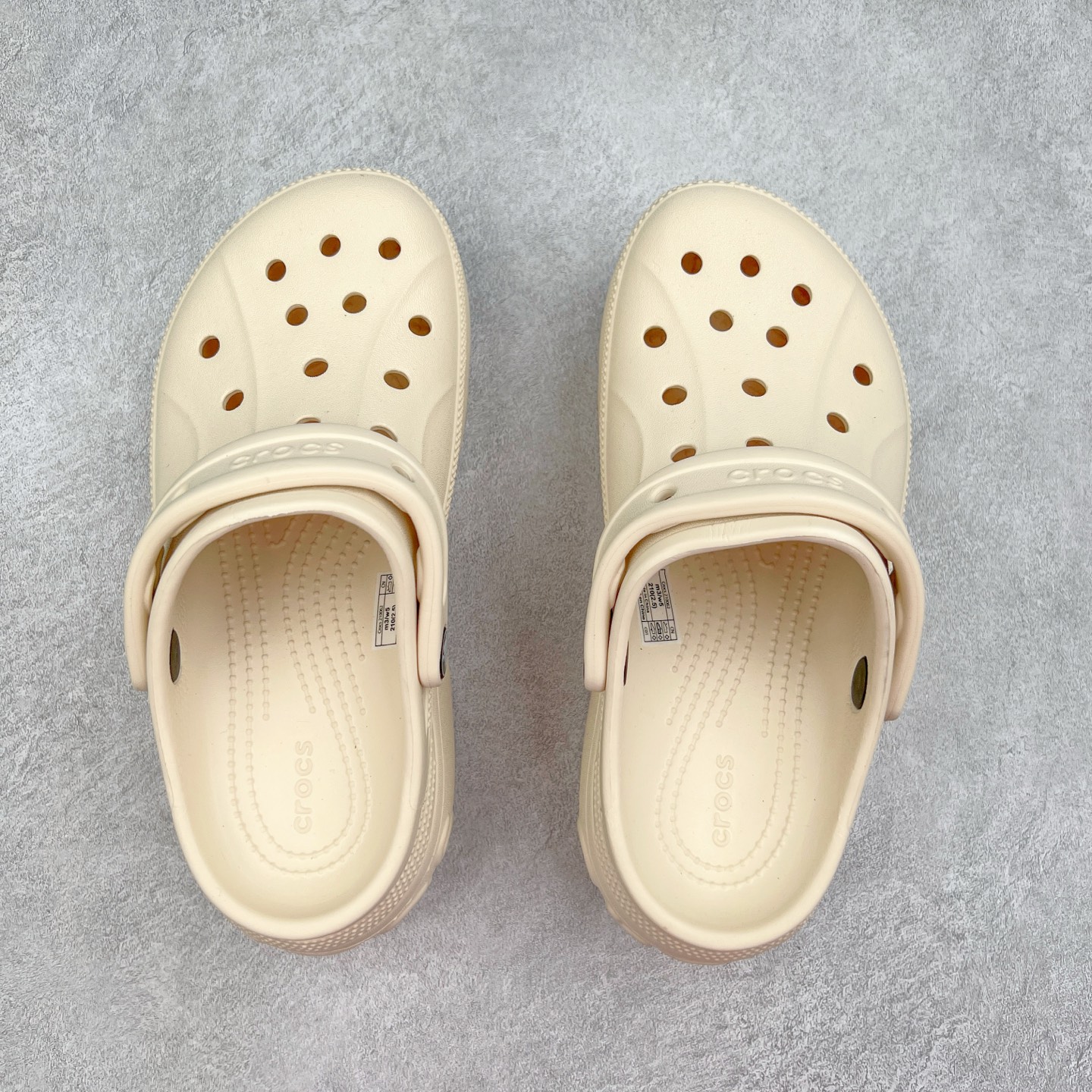 图片[3]-＃DG莞产 Crocs Classic Clog 卡骆驰休闲沙滩洞洞拖鞋凉鞋 透明防水袋包装 注意配件需单独购买 超轻Croslite专利材料打造 鞋面更加耐用易清洗 该鞋款轻盈舒适 2002年 经典克骆格诞生 秉承外形简单 穿着舒适的初衷 不断为消费者带来舒适的穿着体验 穿出“趣”味 鞋面洞洞可搭彰显个性的智必星 一鞋两穿 可调节式后跟带增添鞋身的稳固性能 放前面变成愜意舒适的凉拖 放后面行走跑跳更加稳妥 Croslite ™材料 封闭式细胞树脂 能够在体温作用下自动变形以适应脚部形状 涉水性优秀的同时易于清洁 抓地力强 不易打滑 Crocs的核心理念：轻便 灵活 全方位的舒适感 同步官方尺码：M4（36-37） M5（37-38）M6（38-39）M7（39-40）-选品中心