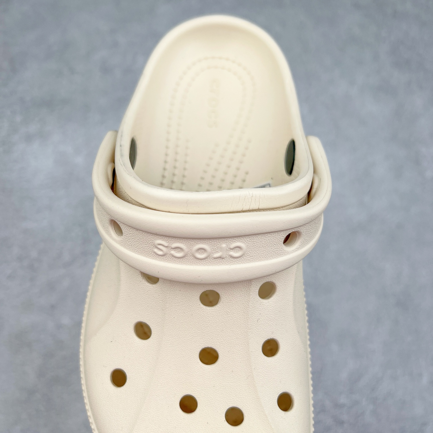 图片[5]-＃DG莞产 Crocs Classic Clog 卡骆驰休闲沙滩洞洞拖鞋凉鞋 透明防水袋包装 注意配件需单独购买 超轻Croslite专利材料打造 鞋面更加耐用易清洗 该鞋款轻盈舒适 2002年 经典克骆格诞生 秉承外形简单 穿着舒适的初衷 不断为消费者带来舒适的穿着体验 穿出“趣”味 鞋面洞洞可搭彰显个性的智必星 一鞋两穿 可调节式后跟带增添鞋身的稳固性能 放前面变成愜意舒适的凉拖 放后面行走跑跳更加稳妥 Croslite ™材料 封闭式细胞树脂 能够在体温作用下自动变形以适应脚部形状 涉水性优秀的同时易于清洁 抓地力强 不易打滑 Crocs的核心理念：轻便 灵活 全方位的舒适感 同步官方尺码：M4（36-37） M5（37-38）M6（38-39）M7（39-40）-选品中心