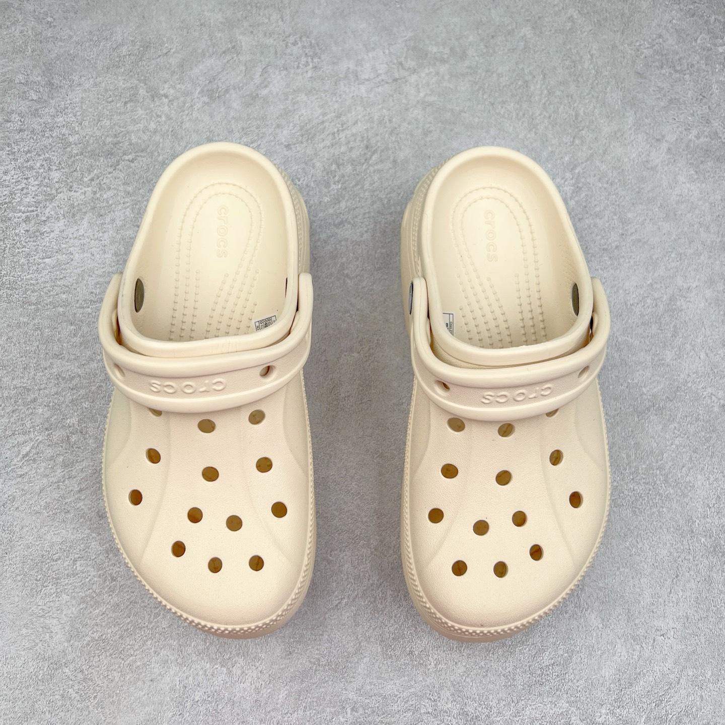 图片[2]-＃DG莞产 Crocs Classic Clog 卡骆驰休闲沙滩洞洞拖鞋凉鞋 透明防水袋包装 注意配件需单独购买 超轻Croslite专利材料打造 鞋面更加耐用易清洗 该鞋款轻盈舒适 2002年 经典克骆格诞生 秉承外形简单 穿着舒适的初衷 不断为消费者带来舒适的穿着体验 穿出“趣”味 鞋面洞洞可搭彰显个性的智必星 一鞋两穿 可调节式后跟带增添鞋身的稳固性能 放前面变成愜意舒适的凉拖 放后面行走跑跳更加稳妥 Croslite ™材料 封闭式细胞树脂 能够在体温作用下自动变形以适应脚部形状 涉水性优秀的同时易于清洁 抓地力强 不易打滑 Crocs的核心理念：轻便 灵活 全方位的舒适感 同步官方尺码：M4（36-37） M5（37-38）M6（38-39）M7（39-40）-选品中心