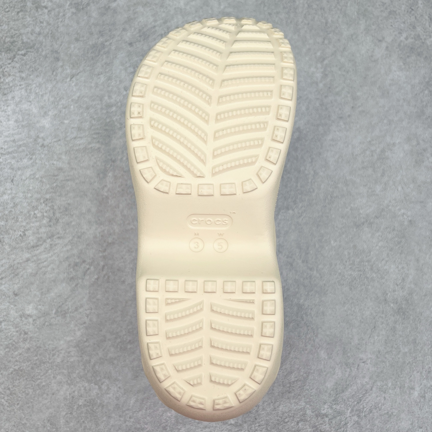 图片[9]-＃DG莞产 Crocs Classic Clog 卡骆驰休闲沙滩洞洞拖鞋凉鞋 透明防水袋包装 注意配件需单独购买 超轻Croslite专利材料打造 鞋面更加耐用易清洗 该鞋款轻盈舒适 2002年 经典克骆格诞生 秉承外形简单 穿着舒适的初衷 不断为消费者带来舒适的穿着体验 穿出“趣”味 鞋面洞洞可搭彰显个性的智必星 一鞋两穿 可调节式后跟带增添鞋身的稳固性能 放前面变成愜意舒适的凉拖 放后面行走跑跳更加稳妥 Croslite ™材料 封闭式细胞树脂 能够在体温作用下自动变形以适应脚部形状 涉水性优秀的同时易于清洁 抓地力强 不易打滑 Crocs的核心理念：轻便 灵活 全方位的舒适感 同步官方尺码：M4（36-37） M5（37-38）M6（38-39）M7（39-40）-选品中心