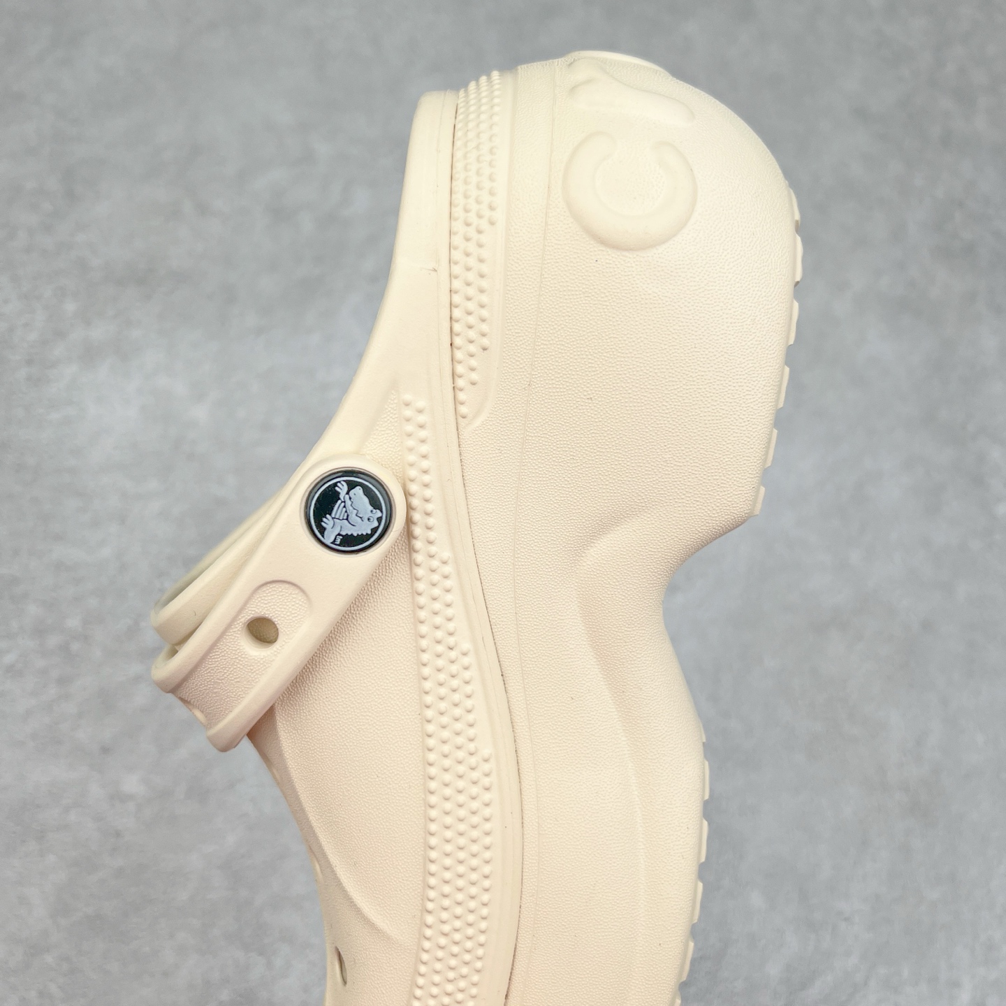 图片[7]-＃DG莞产 Crocs Classic Clog 卡骆驰休闲沙滩洞洞拖鞋凉鞋 透明防水袋包装 注意配件需单独购买 超轻Croslite专利材料打造 鞋面更加耐用易清洗 该鞋款轻盈舒适 2002年 经典克骆格诞生 秉承外形简单 穿着舒适的初衷 不断为消费者带来舒适的穿着体验 穿出“趣”味 鞋面洞洞可搭彰显个性的智必星 一鞋两穿 可调节式后跟带增添鞋身的稳固性能 放前面变成愜意舒适的凉拖 放后面行走跑跳更加稳妥 Croslite ™材料 封闭式细胞树脂 能够在体温作用下自动变形以适应脚部形状 涉水性优秀的同时易于清洁 抓地力强 不易打滑 Crocs的核心理念：轻便 灵活 全方位的舒适感 同步官方尺码：M4（36-37） M5（37-38）M6（38-39）M7（39-40）-选品中心