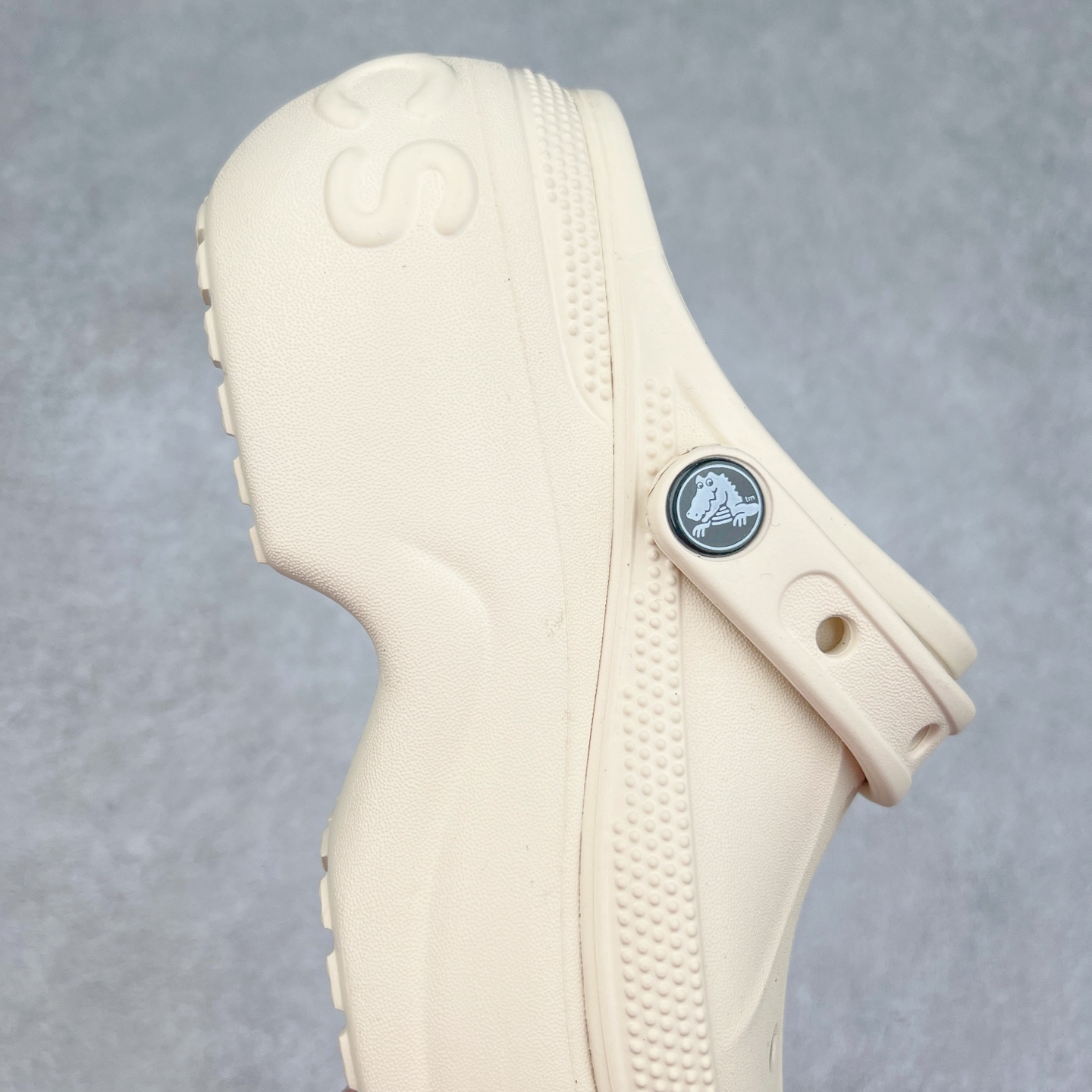 图片[6]-＃DG莞产 Crocs Classic Clog 卡骆驰休闲沙滩洞洞拖鞋凉鞋 透明防水袋包装 注意配件需单独购买 超轻Croslite专利材料打造 鞋面更加耐用易清洗 该鞋款轻盈舒适 2002年 经典克骆格诞生 秉承外形简单 穿着舒适的初衷 不断为消费者带来舒适的穿着体验 穿出“趣”味 鞋面洞洞可搭彰显个性的智必星 一鞋两穿 可调节式后跟带增添鞋身的稳固性能 放前面变成愜意舒适的凉拖 放后面行走跑跳更加稳妥 Croslite ™材料 封闭式细胞树脂 能够在体温作用下自动变形以适应脚部形状 涉水性优秀的同时易于清洁 抓地力强 不易打滑 Crocs的核心理念：轻便 灵活 全方位的舒适感 同步官方尺码：M4（36-37） M5（37-38）M6（38-39）M7（39-40）-选品中心