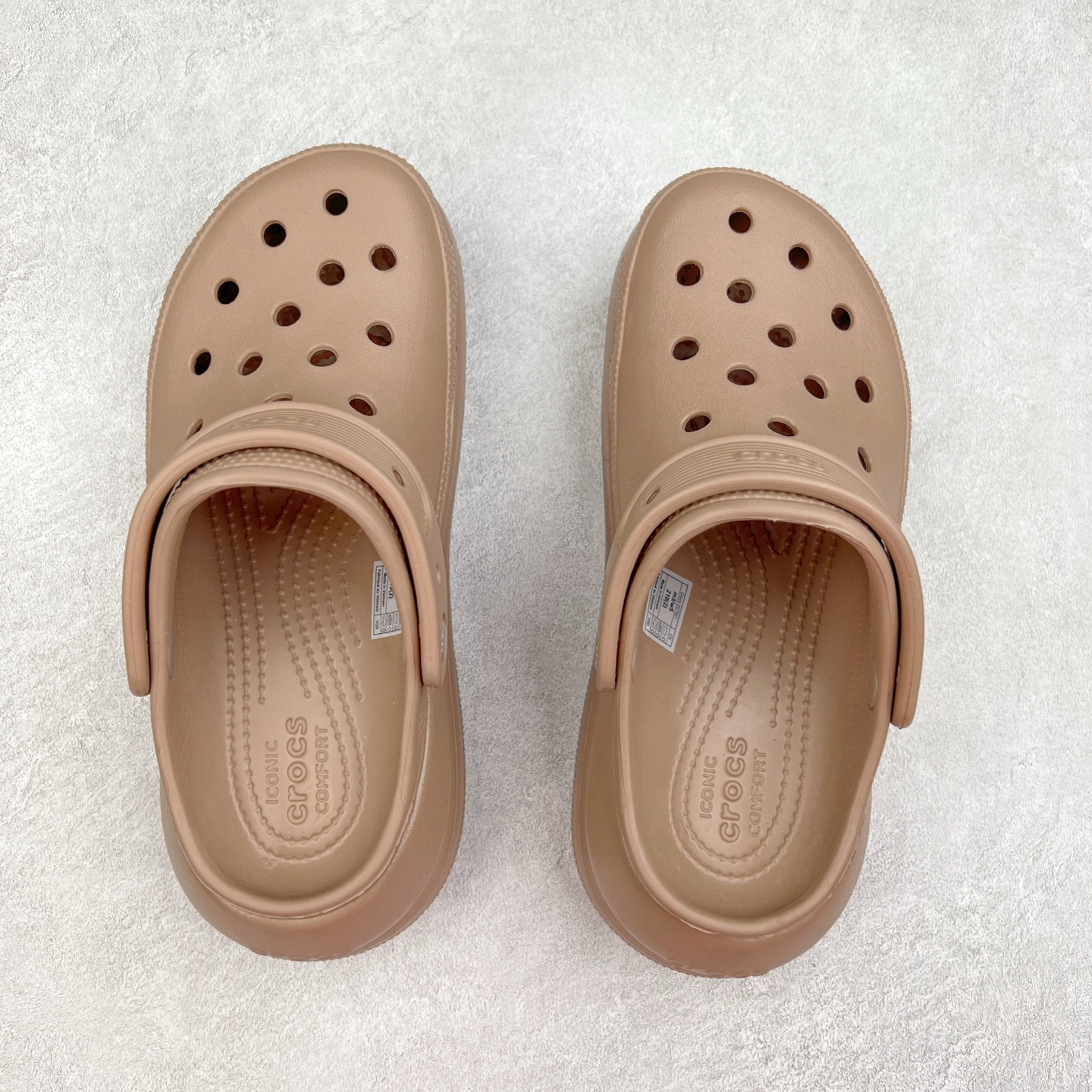 图片[3]-＃DG莞产 Crocs Classic Clog 卡骆驰休闲沙滩洞洞鞋拖鞋凉鞋泡芙鞋 透明防水袋包装 注意配件需单独购买 超轻Croslite专利材料打造 鞋面更加耐用易清洗 该鞋款轻盈舒适 2002年 经典克骆格诞生 秉承外形简单 穿着舒适的初衷 不断为消费者带来舒适的穿着体验 穿出“趣”味 鞋面洞洞可搭彰显个性的智必星 一鞋两穿 可调节式后跟带增添鞋身的稳固性能 放前面变成愜意舒适的凉拖 放后面行走跑跳更加稳妥 Croslite ™材料 封闭式细胞树脂 能够在体温作用下自动变形以适应脚部形状 涉水性优秀的同时易于清洁 抓地力强 不易打滑 Crocs的核心理念：轻便 灵活 全方位的舒适感 同步官方尺码：M4（36-37） M5（37-38）M6（38-39）M7（39-40）-选品中心