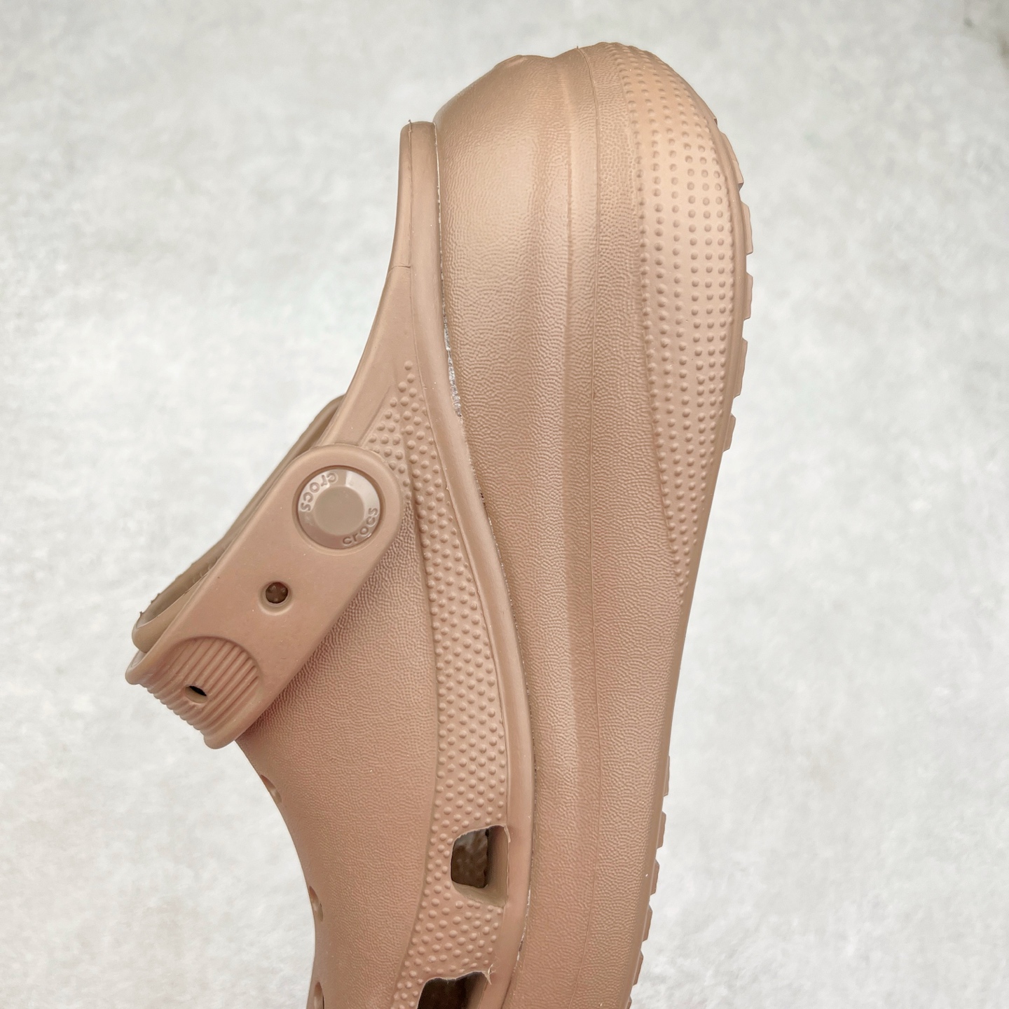 图片[7]-＃DG莞产 Crocs Classic Clog 卡骆驰休闲沙滩洞洞鞋拖鞋凉鞋泡芙鞋 透明防水袋包装 注意配件需单独购买 超轻Croslite专利材料打造 鞋面更加耐用易清洗 该鞋款轻盈舒适 2002年 经典克骆格诞生 秉承外形简单 穿着舒适的初衷 不断为消费者带来舒适的穿着体验 穿出“趣”味 鞋面洞洞可搭彰显个性的智必星 一鞋两穿 可调节式后跟带增添鞋身的稳固性能 放前面变成愜意舒适的凉拖 放后面行走跑跳更加稳妥 Croslite ™材料 封闭式细胞树脂 能够在体温作用下自动变形以适应脚部形状 涉水性优秀的同时易于清洁 抓地力强 不易打滑 Crocs的核心理念：轻便 灵活 全方位的舒适感 同步官方尺码：M4（36-37） M5（37-38）M6（38-39）M7（39-40）-选品中心