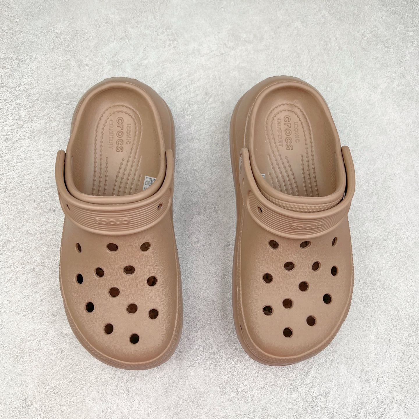 图片[2]-＃DG莞产 Crocs Classic Clog 卡骆驰休闲沙滩洞洞鞋拖鞋凉鞋泡芙鞋 透明防水袋包装 注意配件需单独购买 超轻Croslite专利材料打造 鞋面更加耐用易清洗 该鞋款轻盈舒适 2002年 经典克骆格诞生 秉承外形简单 穿着舒适的初衷 不断为消费者带来舒适的穿着体验 穿出“趣”味 鞋面洞洞可搭彰显个性的智必星 一鞋两穿 可调节式后跟带增添鞋身的稳固性能 放前面变成愜意舒适的凉拖 放后面行走跑跳更加稳妥 Croslite ™材料 封闭式细胞树脂 能够在体温作用下自动变形以适应脚部形状 涉水性优秀的同时易于清洁 抓地力强 不易打滑 Crocs的核心理念：轻便 灵活 全方位的舒适感 同步官方尺码：M4（36-37） M5（37-38）M6（38-39）M7（39-40）-选品中心