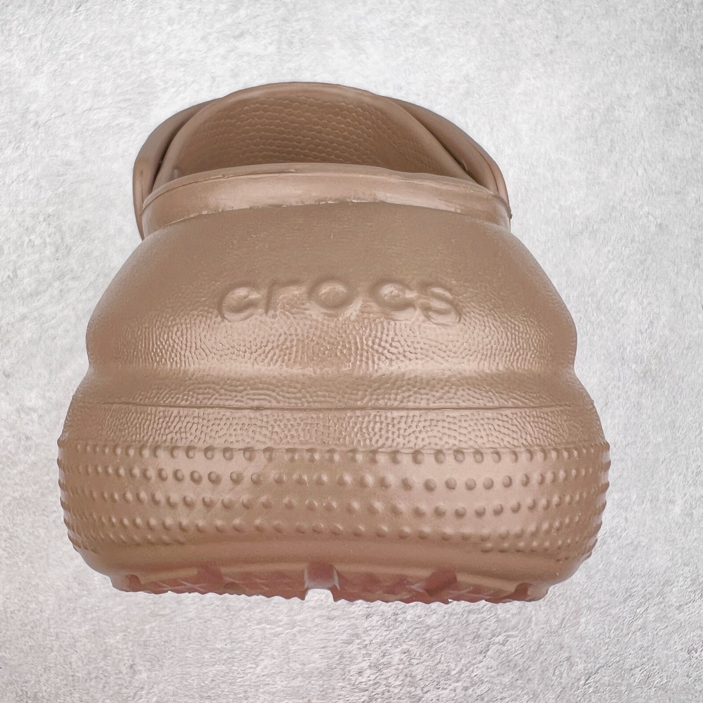 图片[8]-＃DG莞产 Crocs Classic Clog 卡骆驰休闲沙滩洞洞鞋拖鞋凉鞋泡芙鞋 透明防水袋包装 注意配件需单独购买 超轻Croslite专利材料打造 鞋面更加耐用易清洗 该鞋款轻盈舒适 2002年 经典克骆格诞生 秉承外形简单 穿着舒适的初衷 不断为消费者带来舒适的穿着体验 穿出“趣”味 鞋面洞洞可搭彰显个性的智必星 一鞋两穿 可调节式后跟带增添鞋身的稳固性能 放前面变成愜意舒适的凉拖 放后面行走跑跳更加稳妥 Croslite ™材料 封闭式细胞树脂 能够在体温作用下自动变形以适应脚部形状 涉水性优秀的同时易于清洁 抓地力强 不易打滑 Crocs的核心理念：轻便 灵活 全方位的舒适感 同步官方尺码：M4（36-37） M5（37-38）M6（38-39）M7（39-40）-选品中心