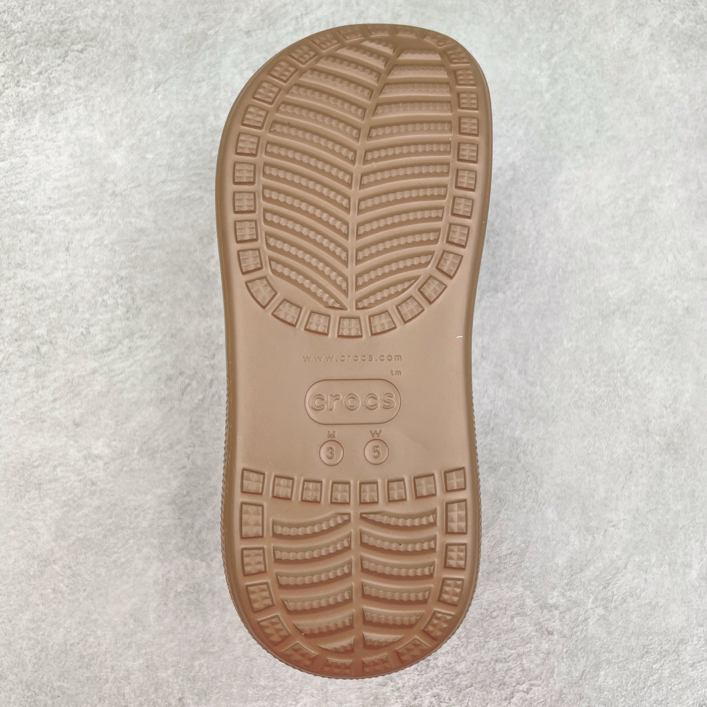 图片[9]-＃DG莞产 Crocs Classic Clog 卡骆驰休闲沙滩洞洞鞋拖鞋凉鞋泡芙鞋 透明防水袋包装 注意配件需单独购买 超轻Croslite专利材料打造 鞋面更加耐用易清洗 该鞋款轻盈舒适 2002年 经典克骆格诞生 秉承外形简单 穿着舒适的初衷 不断为消费者带来舒适的穿着体验 穿出“趣”味 鞋面洞洞可搭彰显个性的智必星 一鞋两穿 可调节式后跟带增添鞋身的稳固性能 放前面变成愜意舒适的凉拖 放后面行走跑跳更加稳妥 Croslite ™材料 封闭式细胞树脂 能够在体温作用下自动变形以适应脚部形状 涉水性优秀的同时易于清洁 抓地力强 不易打滑 Crocs的核心理念：轻便 灵活 全方位的舒适感 同步官方尺码：M4（36-37） M5（37-38）M6（38-39）M7（39-40）-选品中心