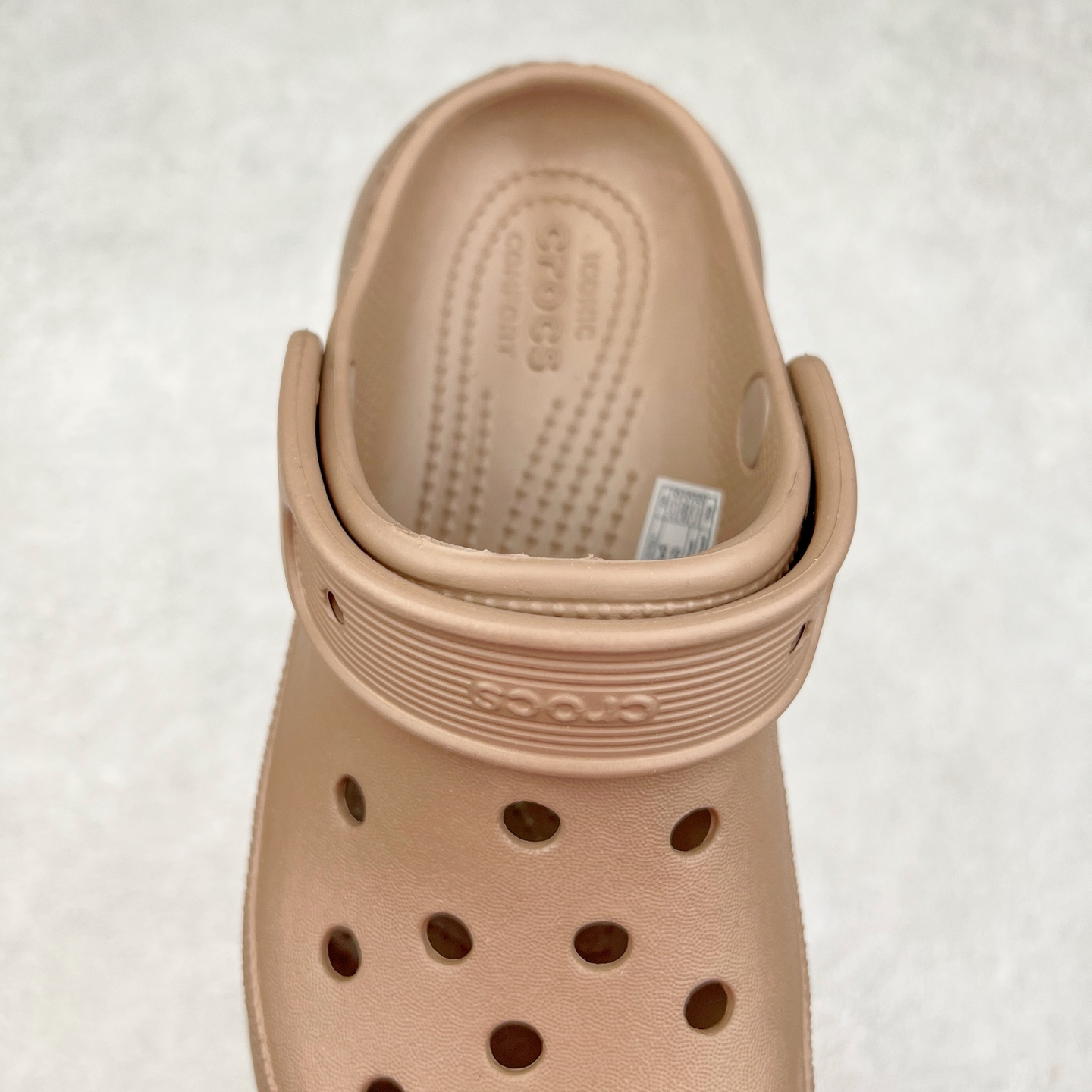 图片[5]-＃DG莞产 Crocs Classic Clog 卡骆驰休闲沙滩洞洞鞋拖鞋凉鞋泡芙鞋 透明防水袋包装 注意配件需单独购买 超轻Croslite专利材料打造 鞋面更加耐用易清洗 该鞋款轻盈舒适 2002年 经典克骆格诞生 秉承外形简单 穿着舒适的初衷 不断为消费者带来舒适的穿着体验 穿出“趣”味 鞋面洞洞可搭彰显个性的智必星 一鞋两穿 可调节式后跟带增添鞋身的稳固性能 放前面变成愜意舒适的凉拖 放后面行走跑跳更加稳妥 Croslite ™材料 封闭式细胞树脂 能够在体温作用下自动变形以适应脚部形状 涉水性优秀的同时易于清洁 抓地力强 不易打滑 Crocs的核心理念：轻便 灵活 全方位的舒适感 同步官方尺码：M4（36-37） M5（37-38）M6（38-39）M7（39-40）-选品中心