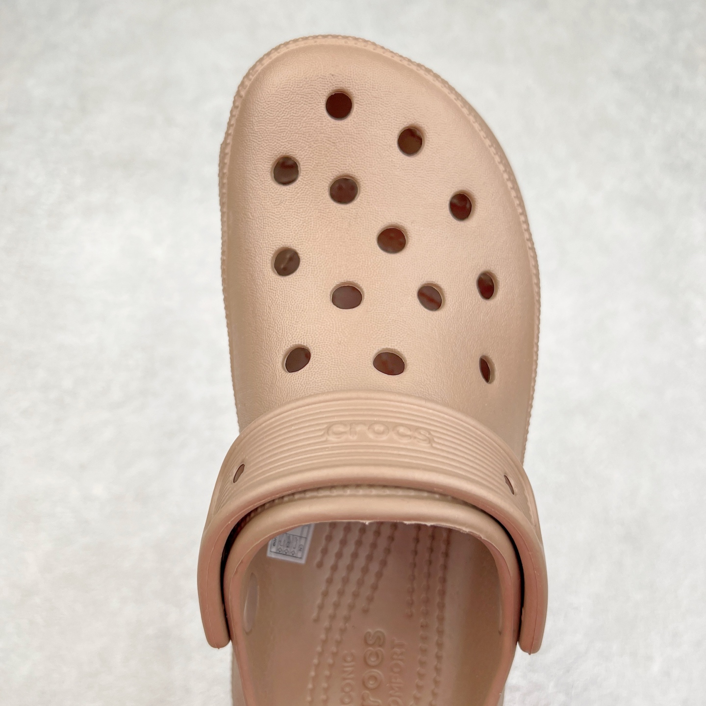 图片[4]-＃DG莞产 Crocs Classic Clog 卡骆驰休闲沙滩洞洞鞋拖鞋凉鞋泡芙鞋 透明防水袋包装 注意配件需单独购买 超轻Croslite专利材料打造 鞋面更加耐用易清洗 该鞋款轻盈舒适 2002年 经典克骆格诞生 秉承外形简单 穿着舒适的初衷 不断为消费者带来舒适的穿着体验 穿出“趣”味 鞋面洞洞可搭彰显个性的智必星 一鞋两穿 可调节式后跟带增添鞋身的稳固性能 放前面变成愜意舒适的凉拖 放后面行走跑跳更加稳妥 Croslite ™材料 封闭式细胞树脂 能够在体温作用下自动变形以适应脚部形状 涉水性优秀的同时易于清洁 抓地力强 不易打滑 Crocs的核心理念：轻便 灵活 全方位的舒适感 同步官方尺码：M4（36-37） M5（37-38）M6（38-39）M7（39-40）-选品中心