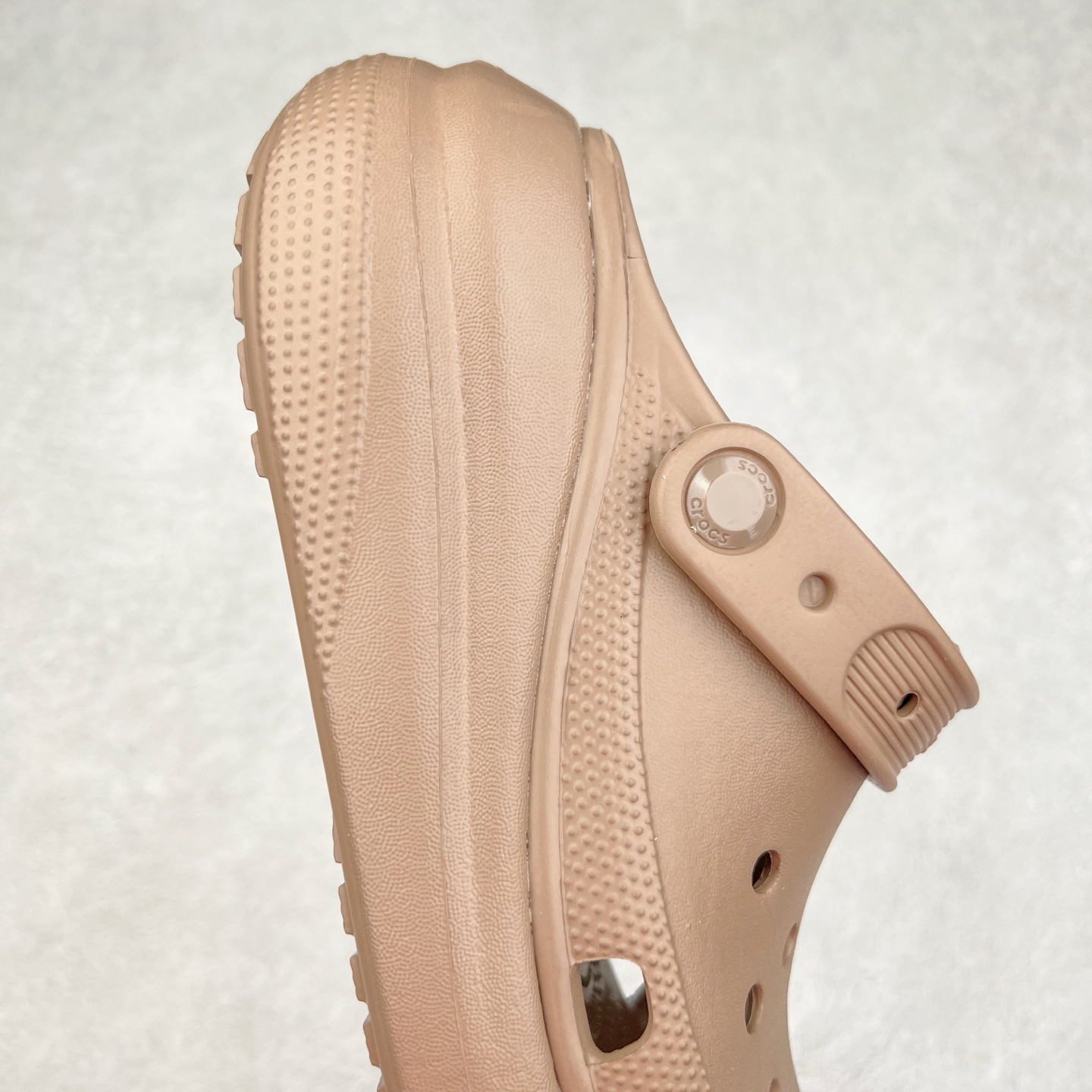 图片[6]-＃DG莞产 Crocs Classic Clog 卡骆驰休闲沙滩洞洞鞋拖鞋凉鞋泡芙鞋 透明防水袋包装 注意配件需单独购买 超轻Croslite专利材料打造 鞋面更加耐用易清洗 该鞋款轻盈舒适 2002年 经典克骆格诞生 秉承外形简单 穿着舒适的初衷 不断为消费者带来舒适的穿着体验 穿出“趣”味 鞋面洞洞可搭彰显个性的智必星 一鞋两穿 可调节式后跟带增添鞋身的稳固性能 放前面变成愜意舒适的凉拖 放后面行走跑跳更加稳妥 Croslite ™材料 封闭式细胞树脂 能够在体温作用下自动变形以适应脚部形状 涉水性优秀的同时易于清洁 抓地力强 不易打滑 Crocs的核心理念：轻便 灵活 全方位的舒适感 同步官方尺码：M4（36-37） M5（37-38）M6（38-39）M7（39-40）-选品中心