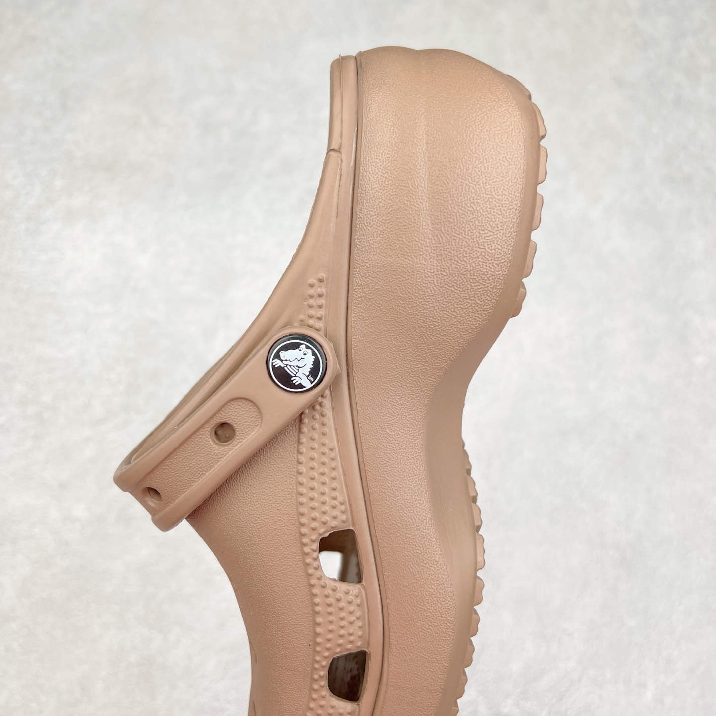 图片[7]-＃DG莞产 Crocs Classic Clog 卡骆驰云朵休闲沙滩洞洞拖鞋凉鞋 透明防水袋包装 注意配件需单独购买 超轻Croslite专利材料打造 鞋面更加耐用易清洗 该鞋款轻盈舒适 2002年 经典克骆格诞生 秉承外形简单 穿着舒适的初衷 不断为消费者带来舒适的穿着体验 穿出“趣”味 鞋面洞洞可搭彰显个性的智必星 一鞋两穿 可调节式后跟带增添鞋身的稳固性能 放前面变成愜意舒适的凉拖 放后面行走跑跳更加稳妥 Croslite ™材料 封闭式细胞树脂 能够在体温作用下自动变形以适应脚部形状 涉水性优秀的同时易于清洁 抓地力强 不易打滑 Crocs的核心理念：轻便 灵活 全方位的舒适感 同步官方尺码：M4（36-37） M5（37-38）M6（38-39）M7（39-40）-选品中心