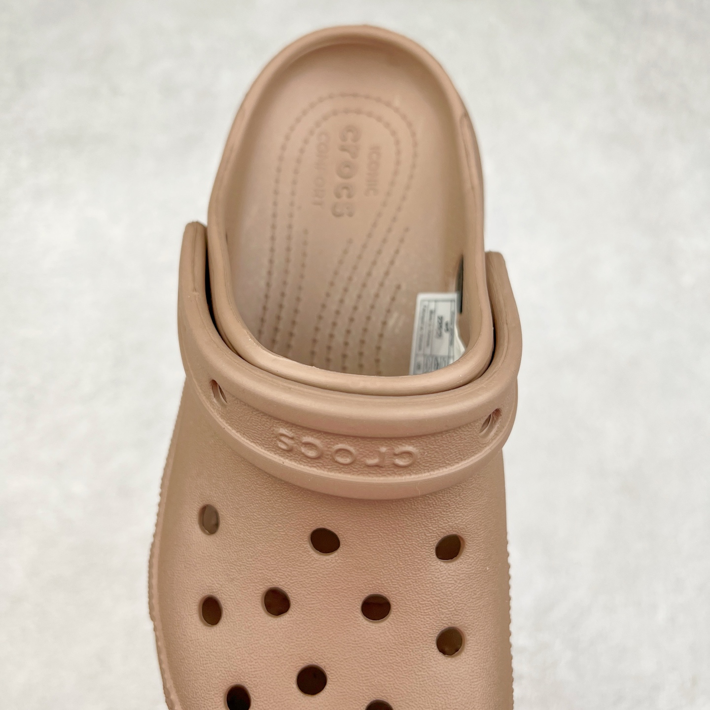 图片[5]-＃DG莞产 Crocs Classic Clog 卡骆驰云朵休闲沙滩洞洞拖鞋凉鞋 透明防水袋包装 注意配件需单独购买 超轻Croslite专利材料打造 鞋面更加耐用易清洗 该鞋款轻盈舒适 2002年 经典克骆格诞生 秉承外形简单 穿着舒适的初衷 不断为消费者带来舒适的穿着体验 穿出“趣”味 鞋面洞洞可搭彰显个性的智必星 一鞋两穿 可调节式后跟带增添鞋身的稳固性能 放前面变成愜意舒适的凉拖 放后面行走跑跳更加稳妥 Croslite ™材料 封闭式细胞树脂 能够在体温作用下自动变形以适应脚部形状 涉水性优秀的同时易于清洁 抓地力强 不易打滑 Crocs的核心理念：轻便 灵活 全方位的舒适感 同步官方尺码：M4（36-37） M5（37-38）M6（38-39）M7（39-40）-选品中心