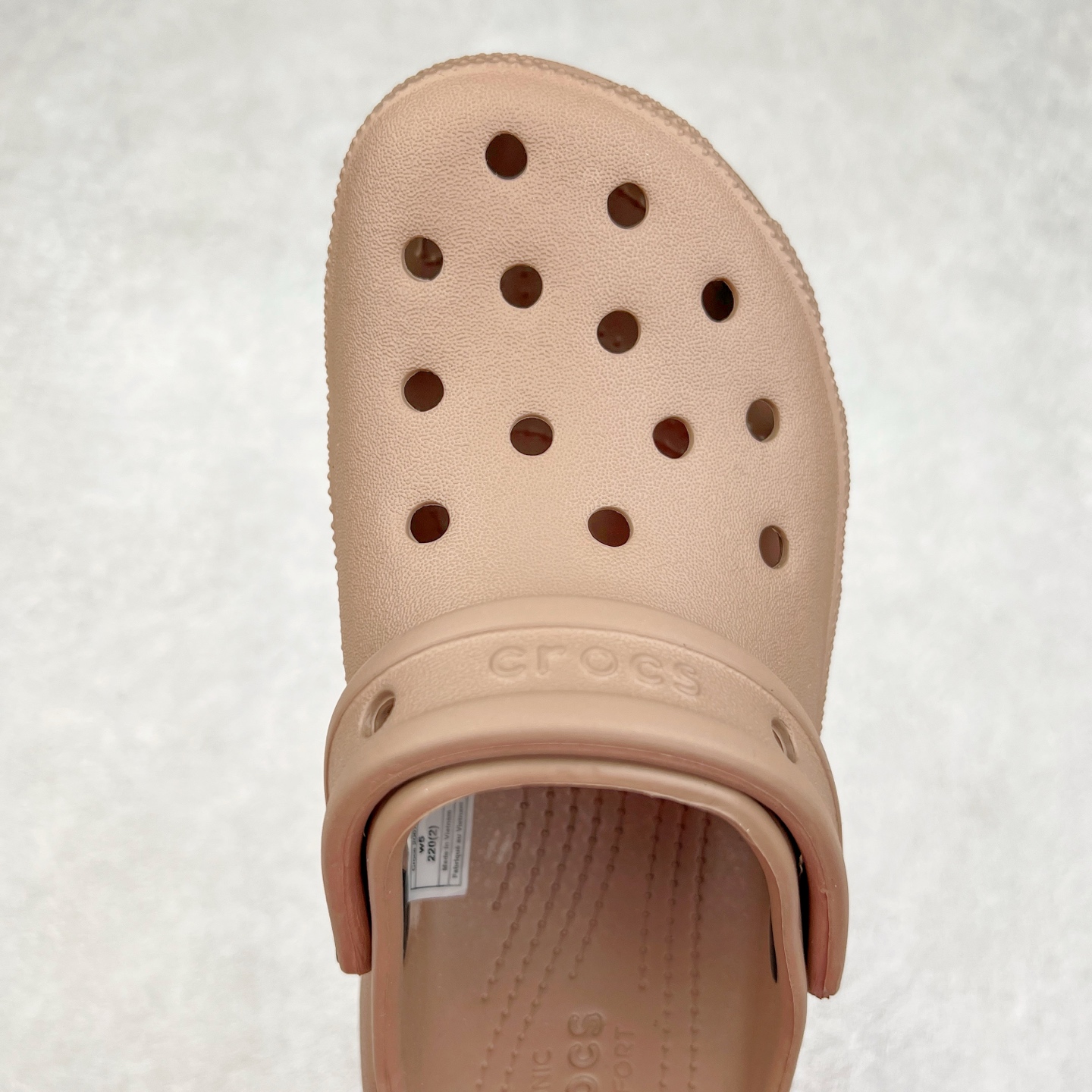 图片[4]-＃DG莞产 Crocs Classic Clog 卡骆驰云朵休闲沙滩洞洞拖鞋凉鞋 透明防水袋包装 注意配件需单独购买 超轻Croslite专利材料打造 鞋面更加耐用易清洗 该鞋款轻盈舒适 2002年 经典克骆格诞生 秉承外形简单 穿着舒适的初衷 不断为消费者带来舒适的穿着体验 穿出“趣”味 鞋面洞洞可搭彰显个性的智必星 一鞋两穿 可调节式后跟带增添鞋身的稳固性能 放前面变成愜意舒适的凉拖 放后面行走跑跳更加稳妥 Croslite ™材料 封闭式细胞树脂 能够在体温作用下自动变形以适应脚部形状 涉水性优秀的同时易于清洁 抓地力强 不易打滑 Crocs的核心理念：轻便 灵活 全方位的舒适感 同步官方尺码：M4（36-37） M5（37-38）M6（38-39）M7（39-40）-选品中心