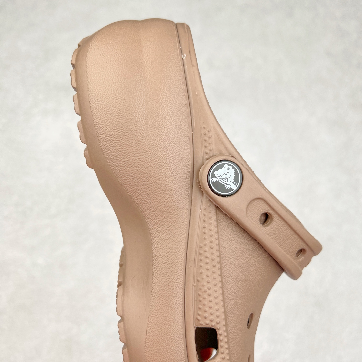 图片[6]-＃DG莞产 Crocs Classic Clog 卡骆驰云朵休闲沙滩洞洞拖鞋凉鞋 透明防水袋包装 注意配件需单独购买 超轻Croslite专利材料打造 鞋面更加耐用易清洗 该鞋款轻盈舒适 2002年 经典克骆格诞生 秉承外形简单 穿着舒适的初衷 不断为消费者带来舒适的穿着体验 穿出“趣”味 鞋面洞洞可搭彰显个性的智必星 一鞋两穿 可调节式后跟带增添鞋身的稳固性能 放前面变成愜意舒适的凉拖 放后面行走跑跳更加稳妥 Croslite ™材料 封闭式细胞树脂 能够在体温作用下自动变形以适应脚部形状 涉水性优秀的同时易于清洁 抓地力强 不易打滑 Crocs的核心理念：轻便 灵活 全方位的舒适感 同步官方尺码：M4（36-37） M5（37-38）M6（38-39）M7（39-40）-选品中心